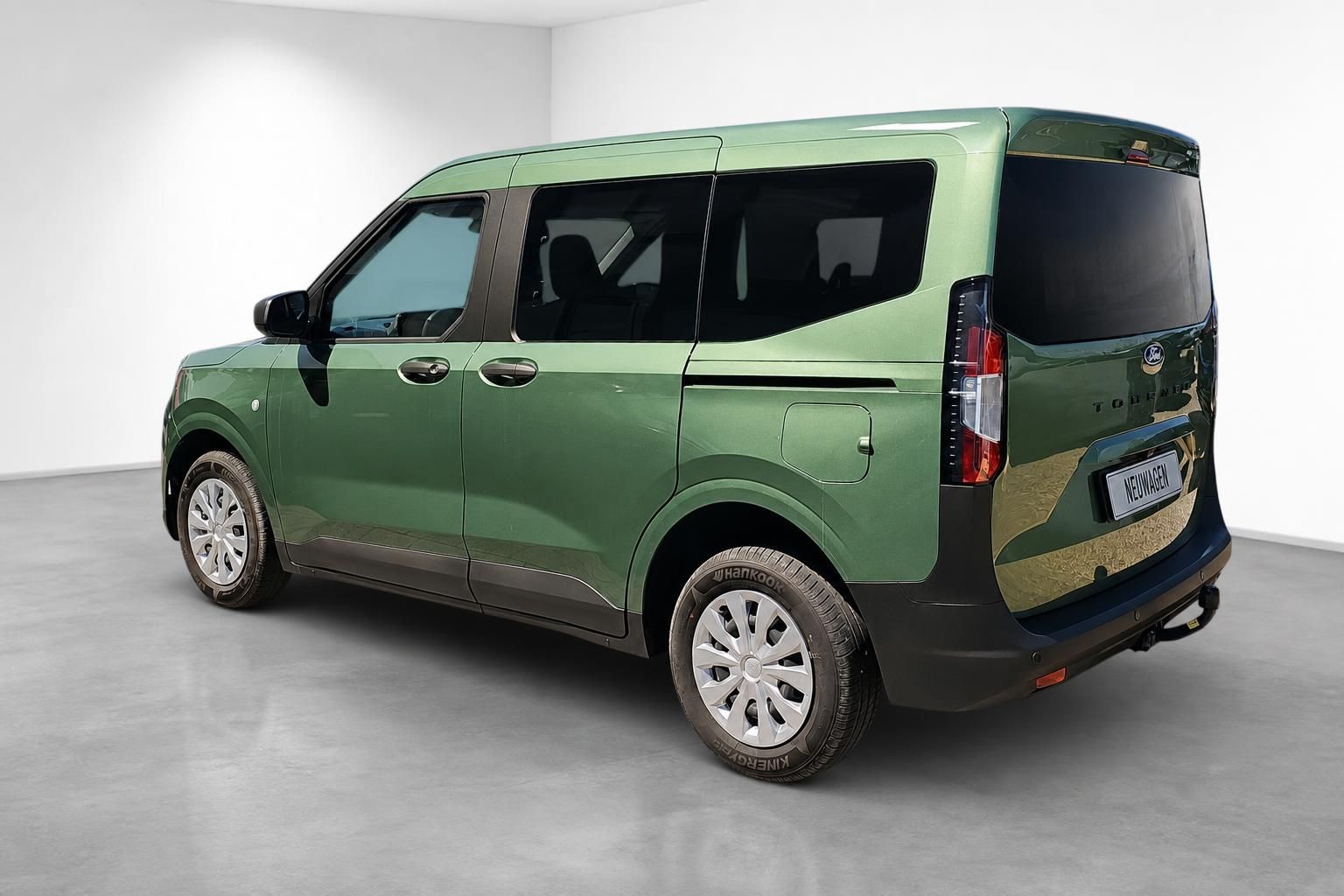 Ford Tourneo Courier gruen, Heckansicht mit Anhaengerkupplung