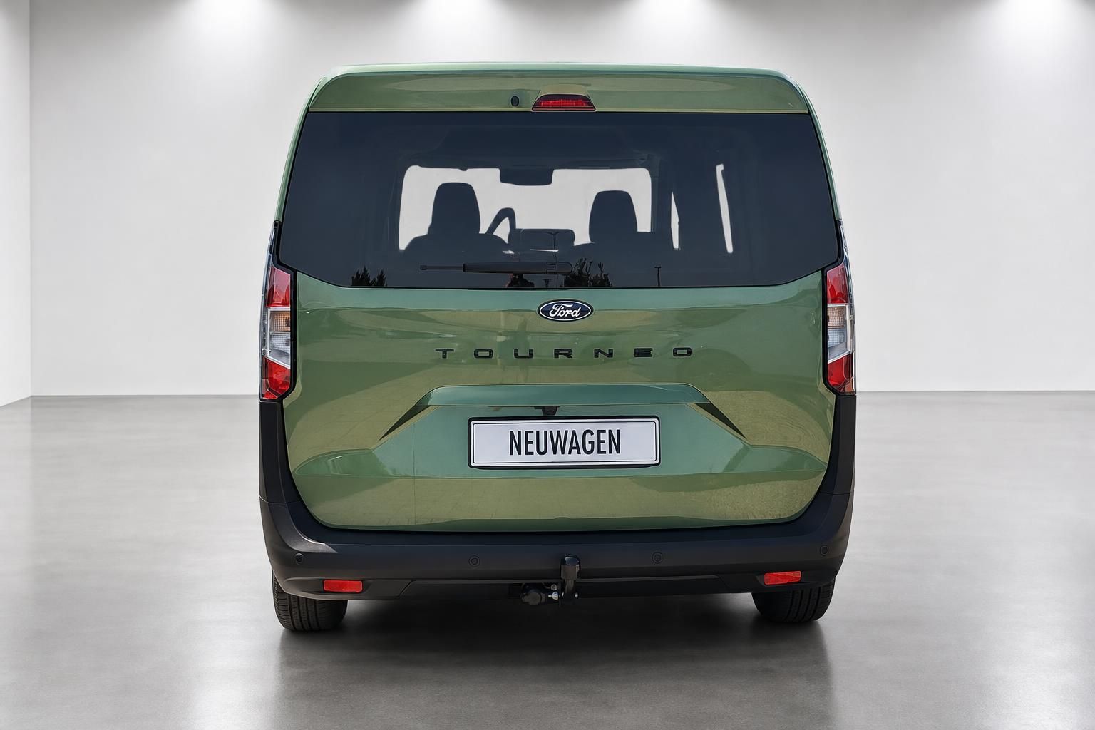 Ford Tourneo grün Heckansicht im Studio