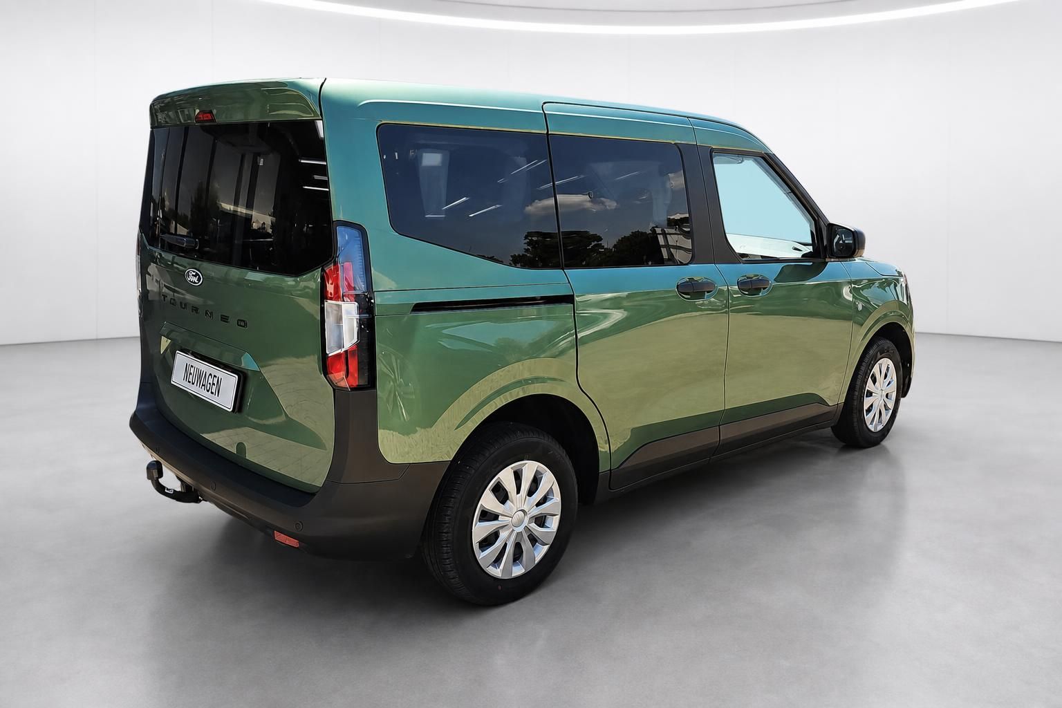 Ford Tourneo grün Heck seitlich schräg im Studio