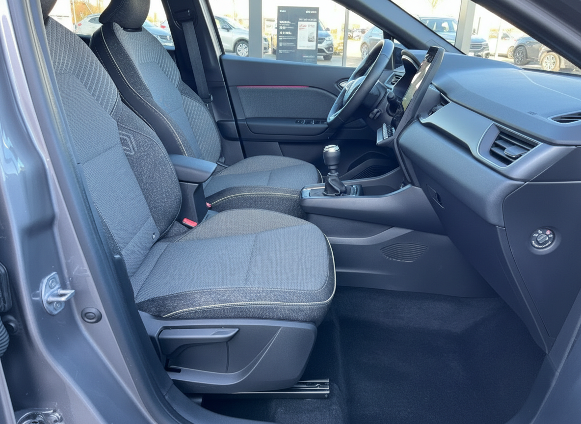 Fahrzeuginnenraum mit grauen Stoffsitzen, Mittelkonsole und Schaltgetriebe – modernes Kompaktauto