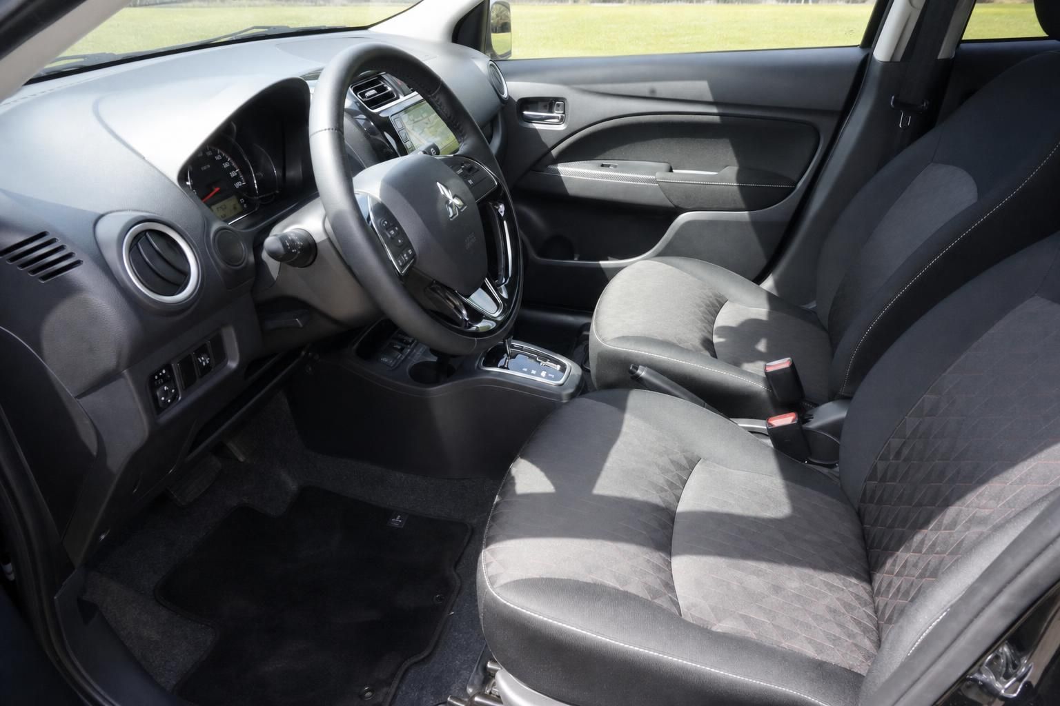 Mitsubishi Space Star Innenraum Fahrerseite – Vordersitze, Lenkrad und Mittelkonsole mit Automatik