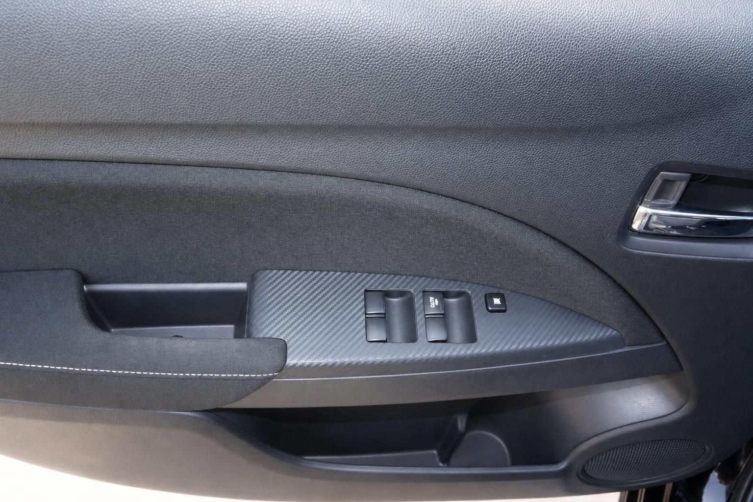 Fahrzeug Innenraum Fahrertür mit elektrischen Fensterheberschaltern und Carbon-Optik-Dekor