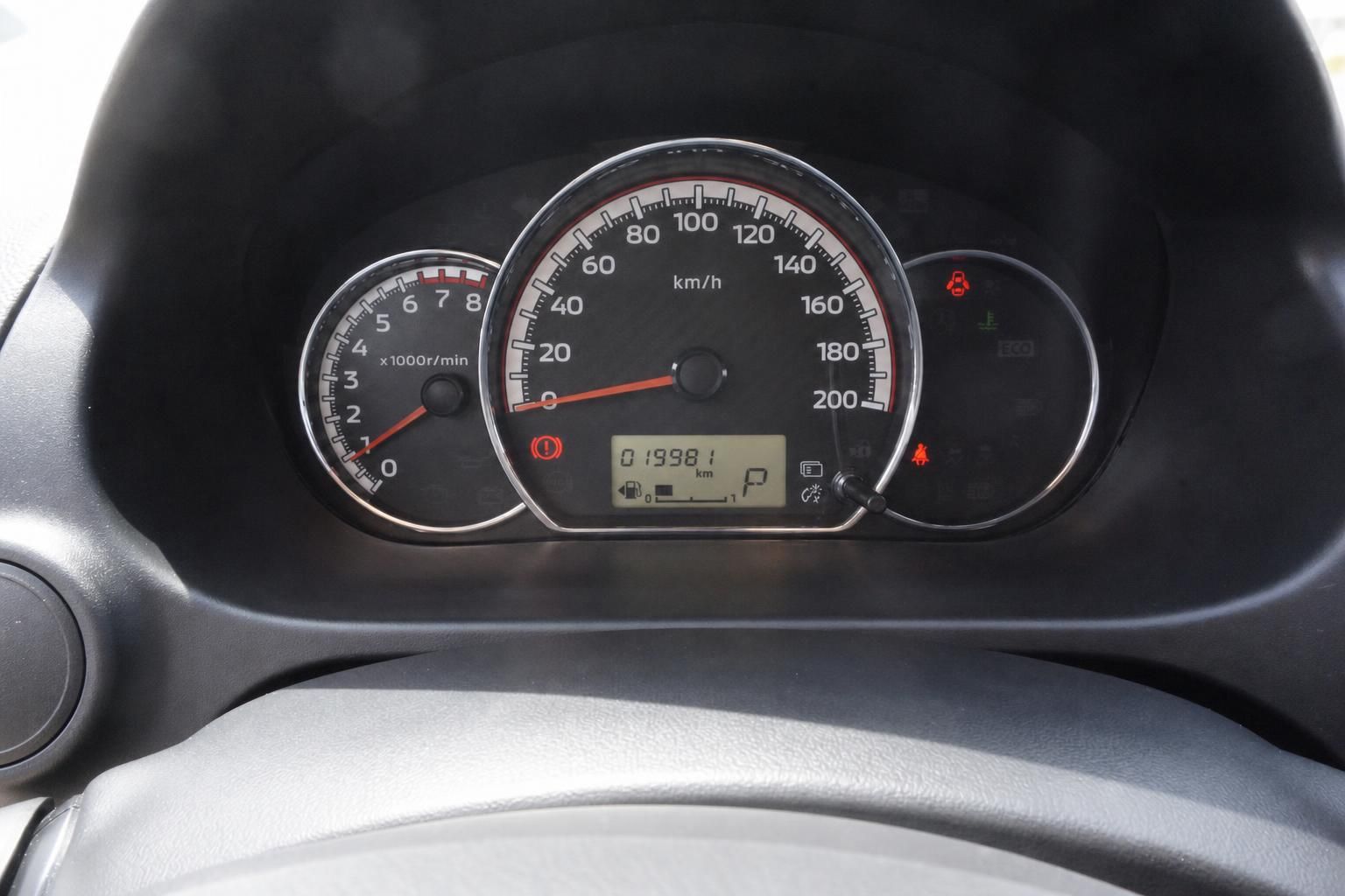 Fahrzeug Kombiinstrument mit Tachometer, Drehzahlmesser und Kilometerstand 19981 km