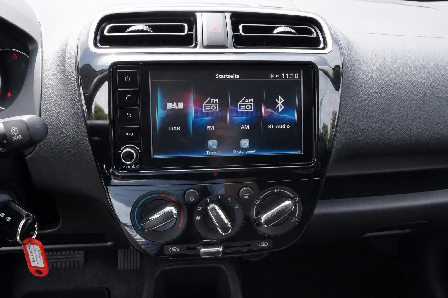 Fahrzeug Mittelkonsole mit Touchscreen-Radio DAB FM AM Bluetooth und Klimabedienung