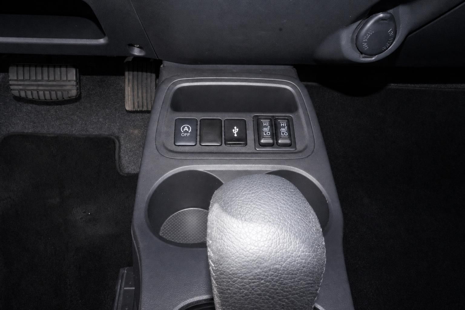 Fahrzeug Mittelkonsole mit Schalthebel, Sitzheizung, USB-Anschluss und Start-Stopp-Taste