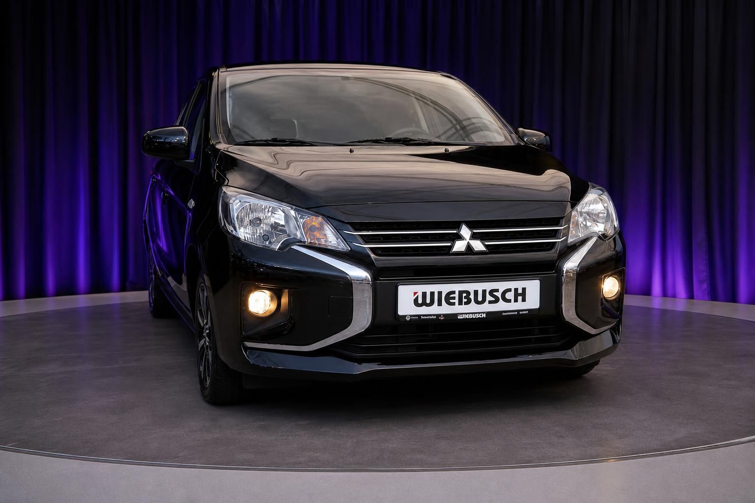 Mitsubishi Space Star schwarz Frontansicht – Kleinwagen mit Nebelscheinwerfern beim Autohaus Wiebusch