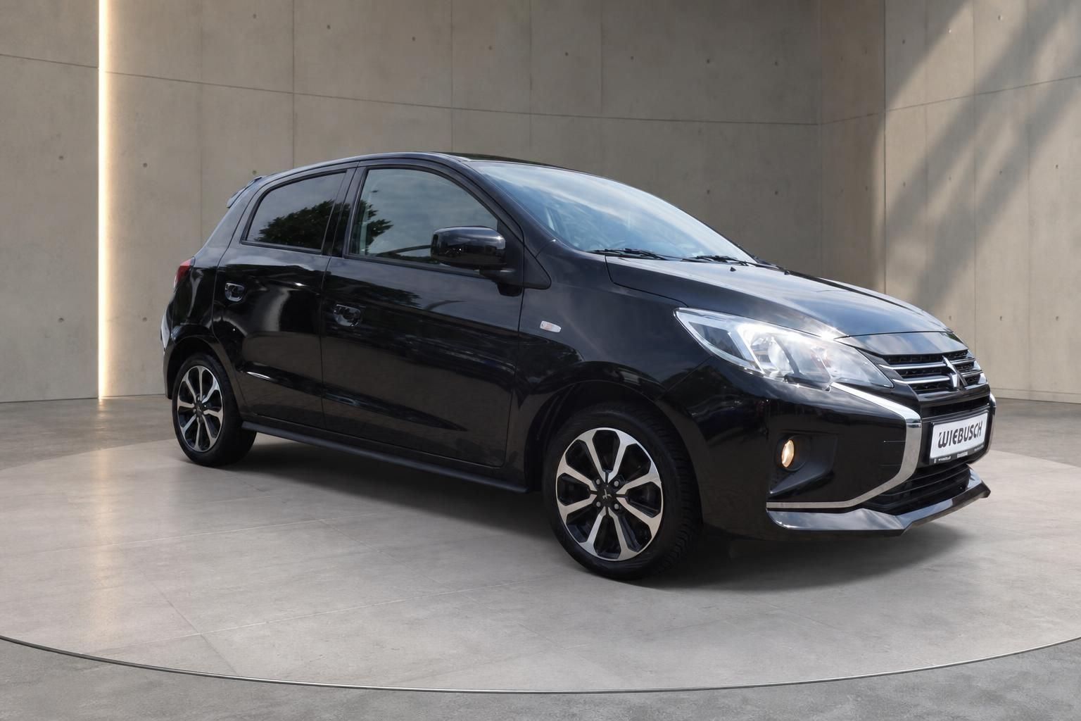 Mitsubishi Space Star schwarz Seitenansicht schräg vorne – kompakter Kleinwagen auf Drehteller