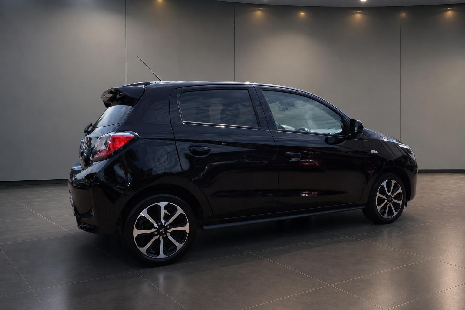 Mitsubishi Space Star schwarz Heckansicht schräg – 5-türiger Kleinwagen mit Leichtmetallfelgen