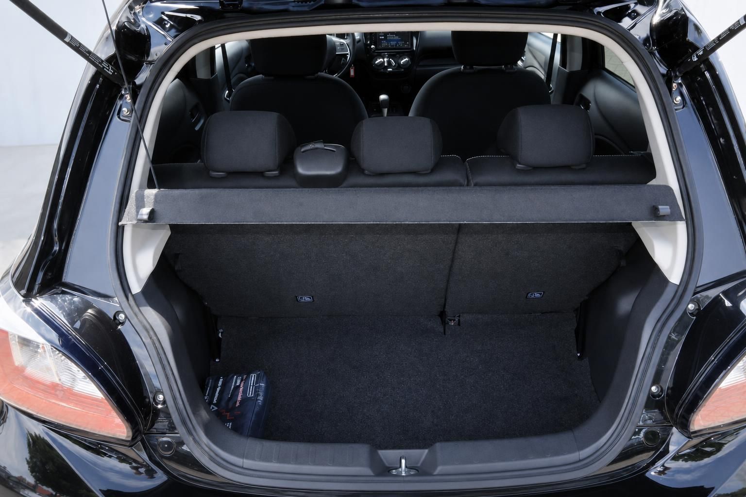 Mitsubishi Space Star Kofferraum geöffnet – geräumiger schwarzer Laderaum mit Gepäckraumabdeckung