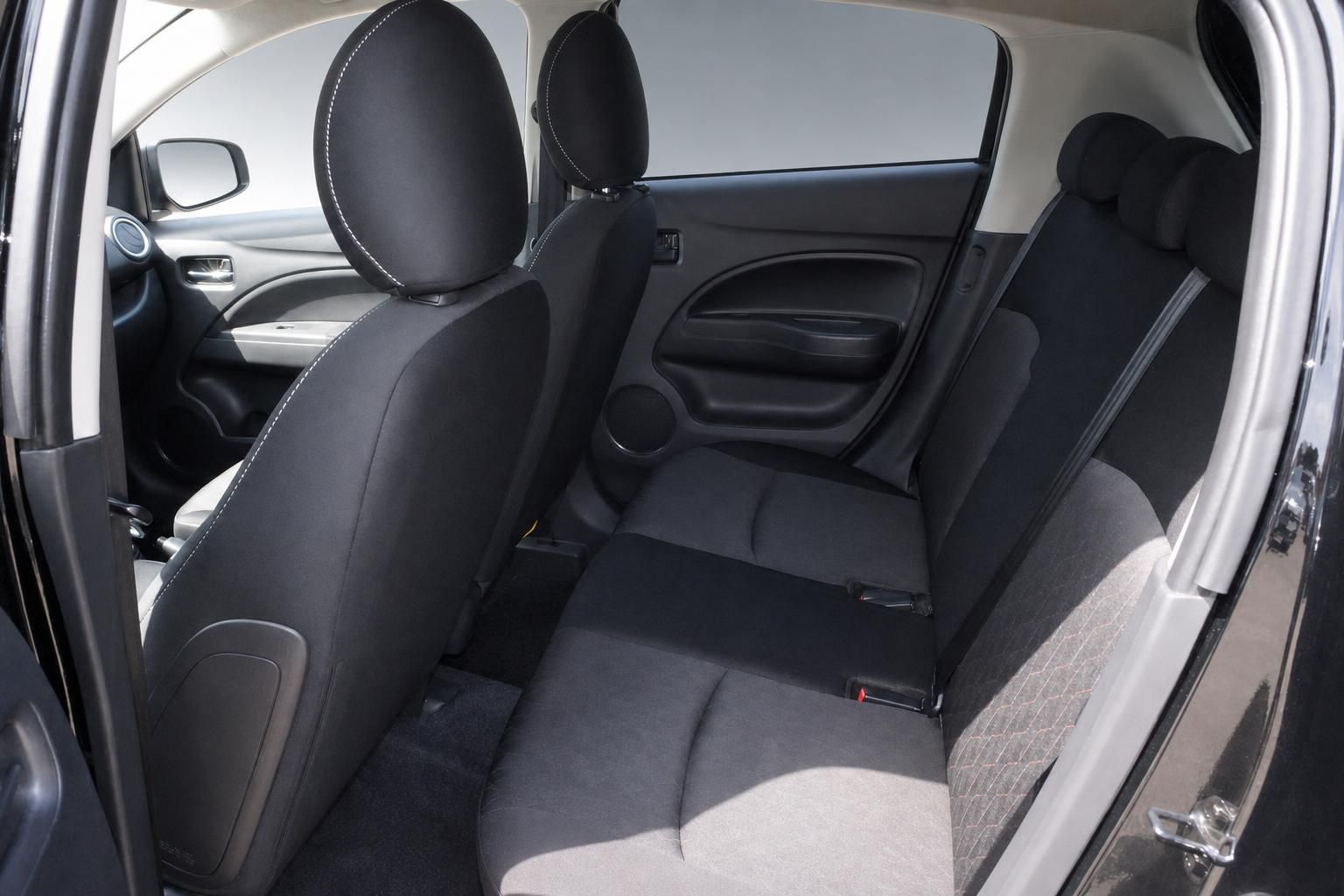 Mitsubishi Space Star Innenraum Rücksitzbank – schwarze Stoffsitze mit grauem Bezug