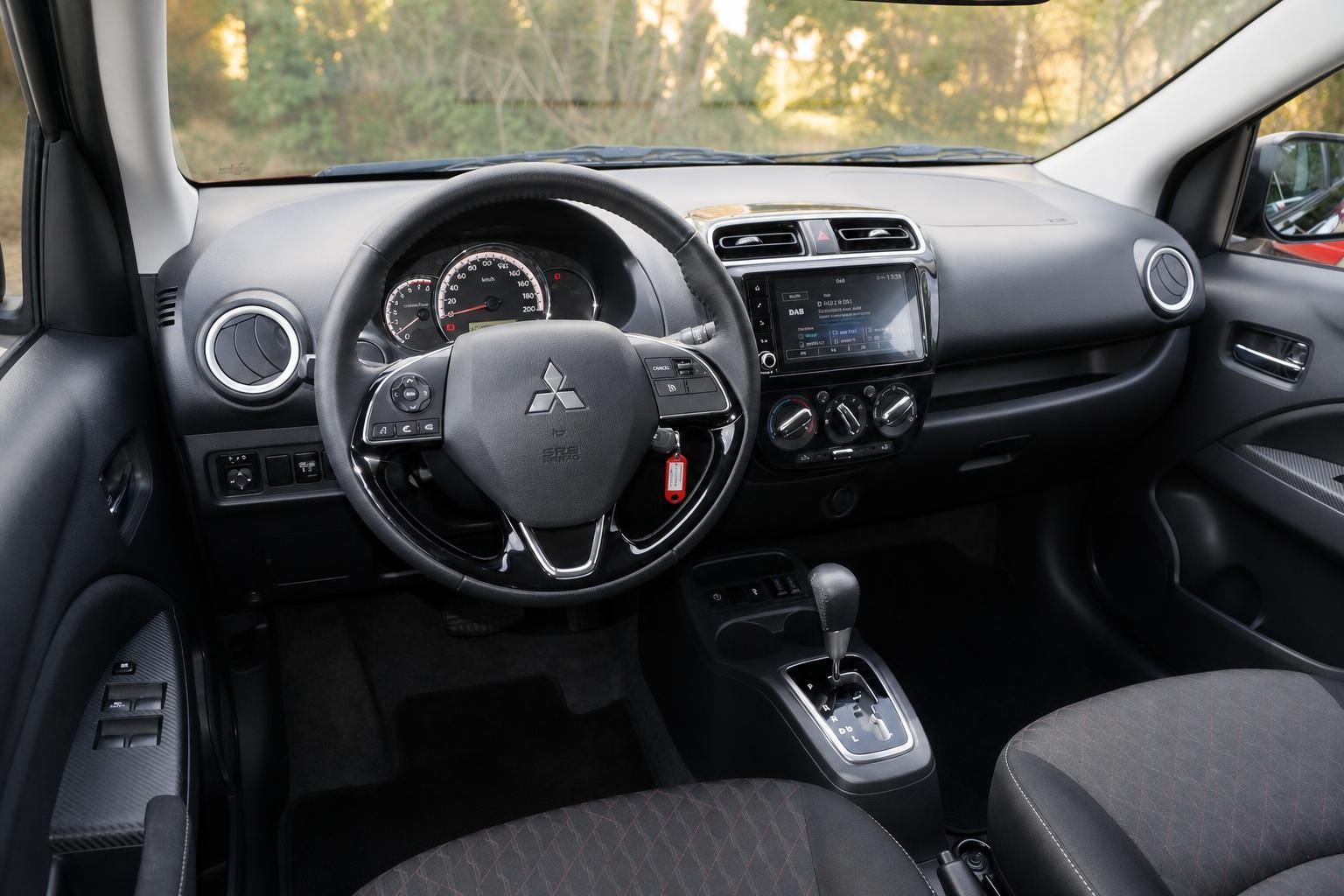 Mitsubishi Space Star Cockpit – Lenkrad, Automatikgetriebe, Touchscreen und Instrumententafel