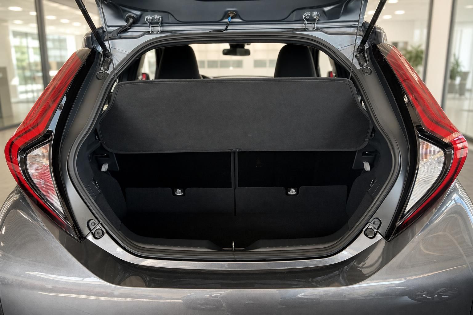 Toyota Aygo X Kofferraum mit geöffneter Heckklappe und Laderaum
