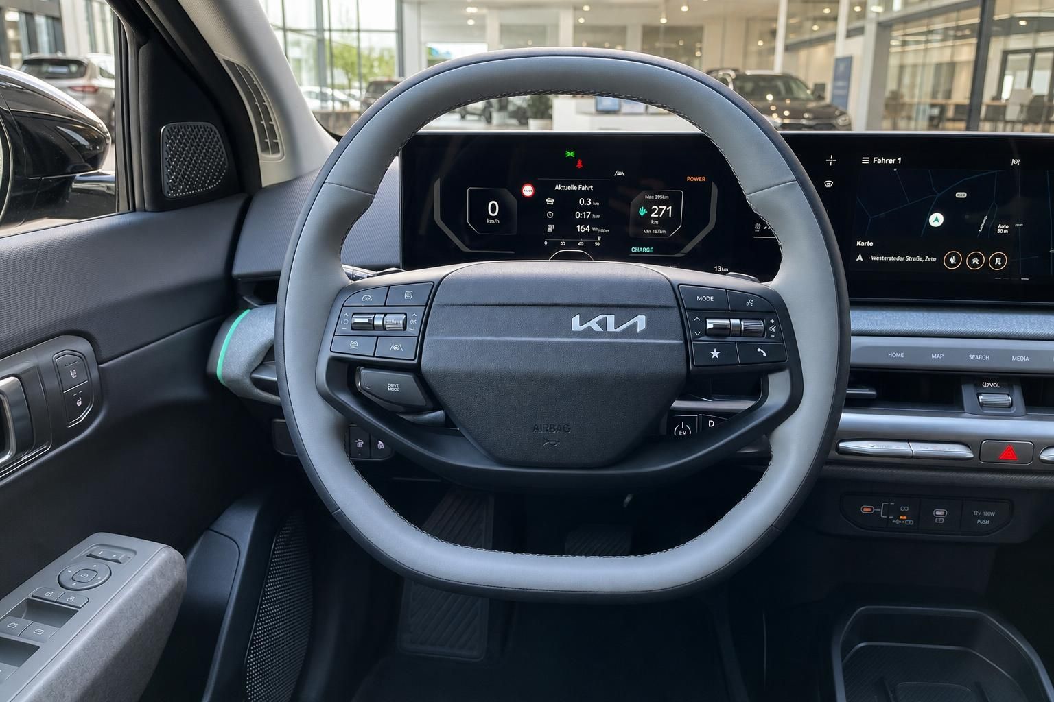 Kia Lenkrad mit digitalem Cockpit und Navigationsdisplay