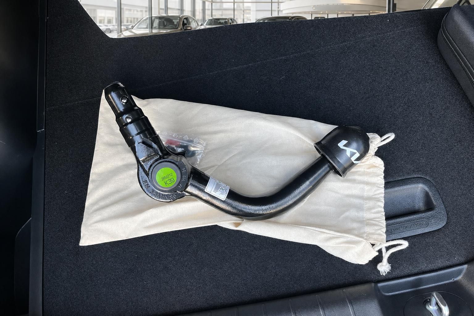 Abschlepphaken mit Zubehörtasche im Kofferraum