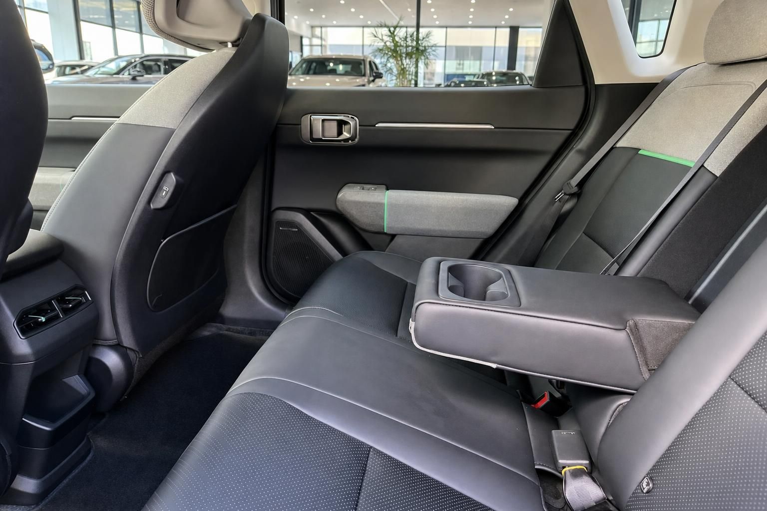 Kia EV4 Fondsitze mit Armlehne und Getraenkehaltern Innenraum