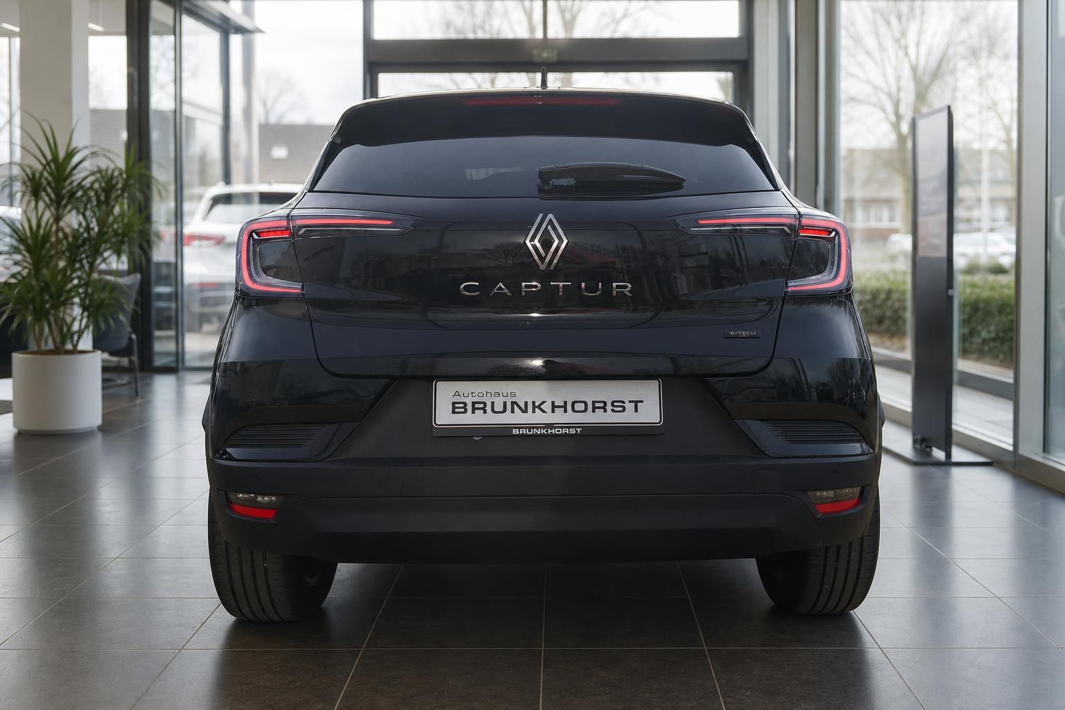 Renault Captur in Schwarz - Heckansicht mit LED-Rückleuchten im Autohaus Brunkhorst