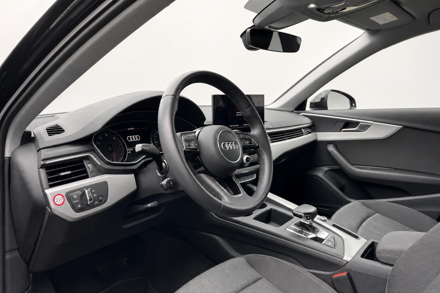 Audi A4 Innenraum mit Cockpit, Lenkrad und Multimediadisplay