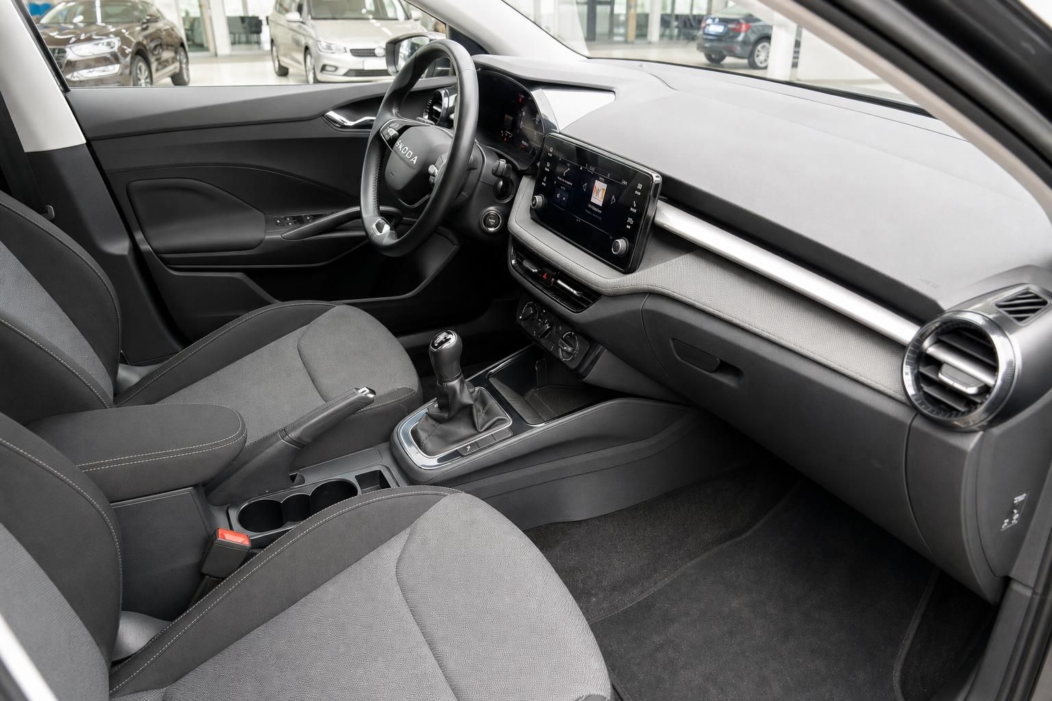 Skoda Cockpit Innenraum mit Touchscreen-Navi, Lenkrad und Schaltgetriebe