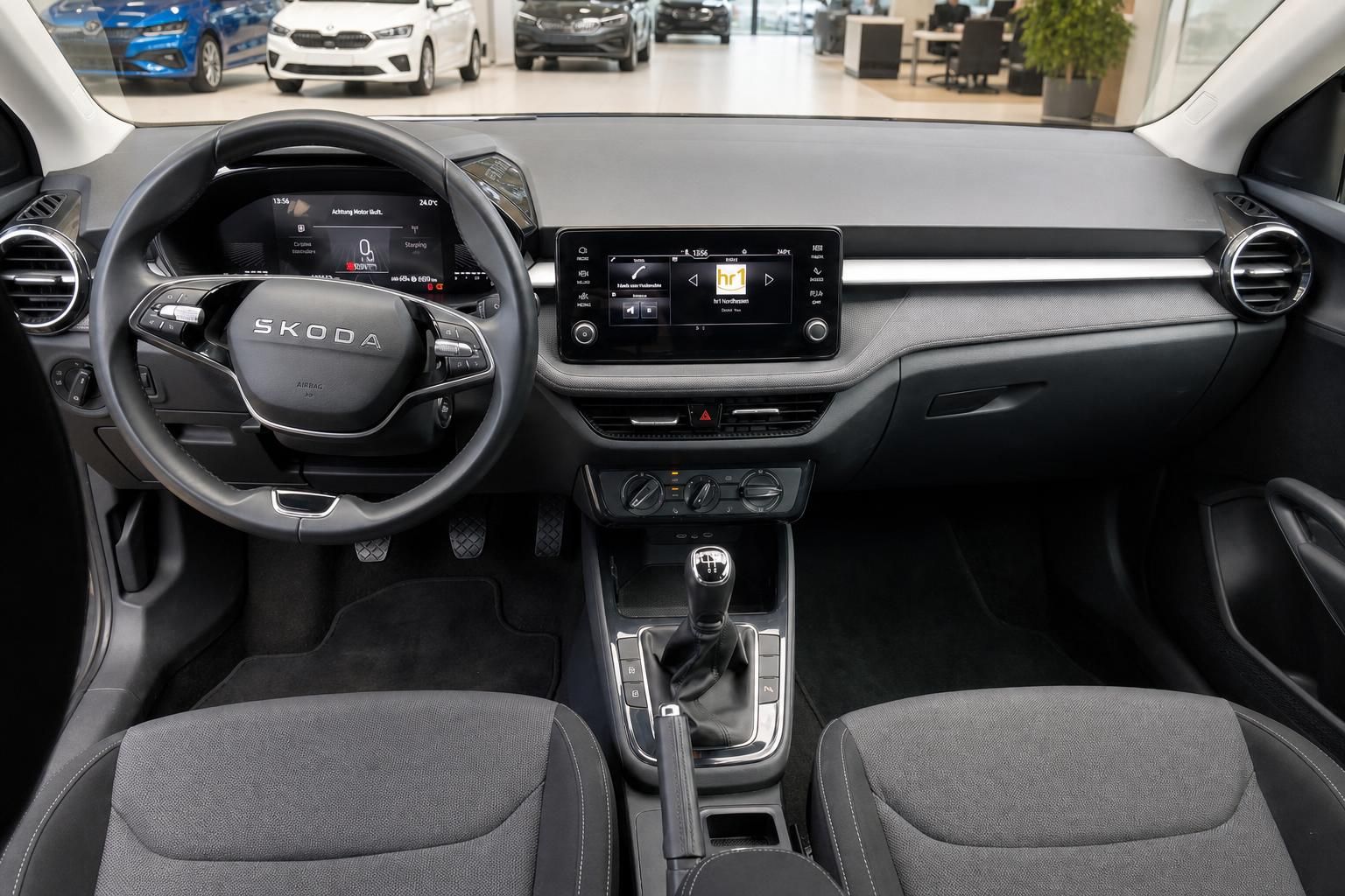 Skoda Cockpit Übersicht mit Lenkrad, Touchscreen-Infotainment, Mittelkonsole und Schaltgetriebe