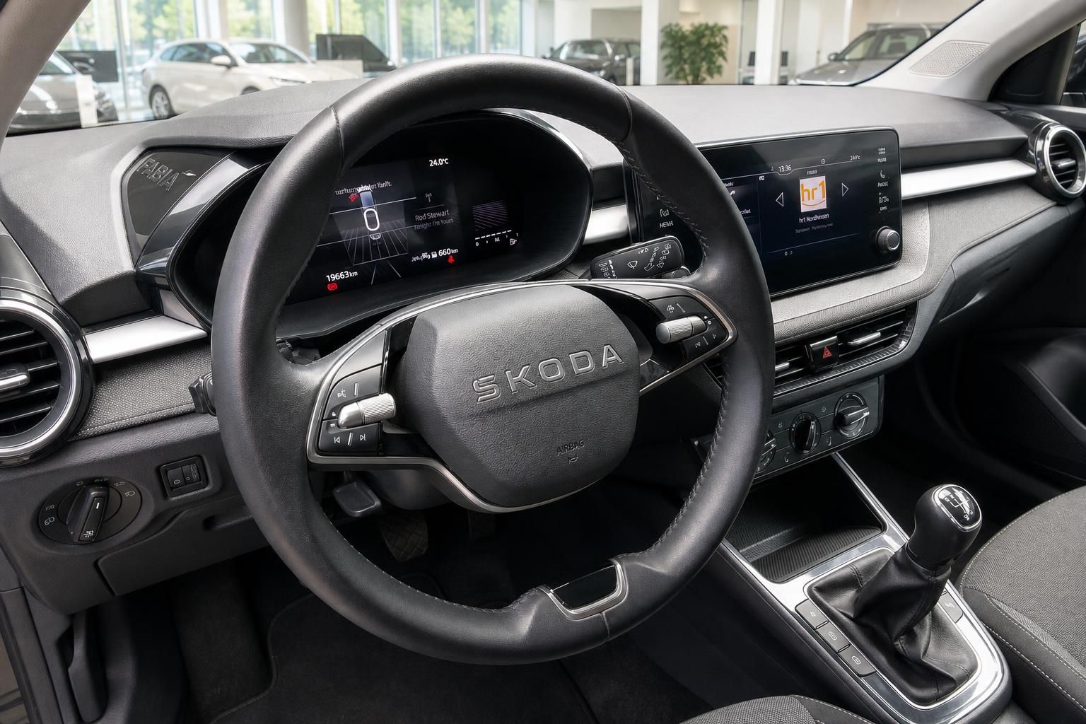 Skoda Innenraum mit Lenkrad, Digitaltacho, Infotainment-Display und Schaltgetriebe im Autohaus