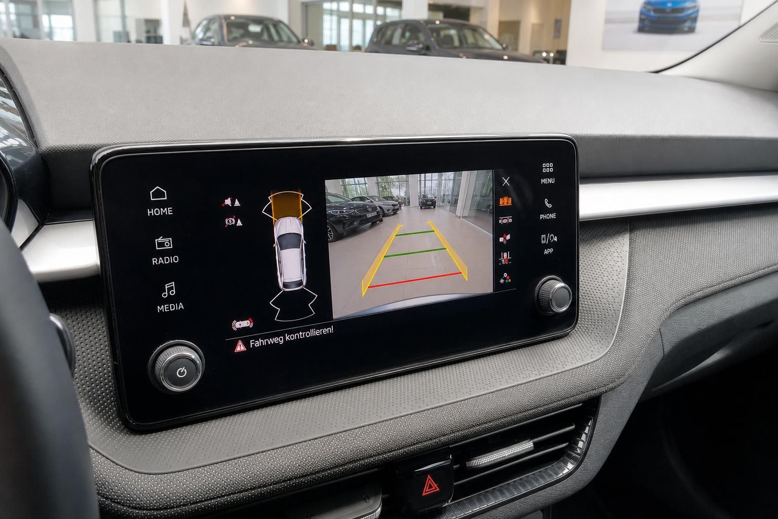 Skoda Infotainment-Display mit Rückfahrkamera, Parksensoren und Navigationshilfe im Innenraum