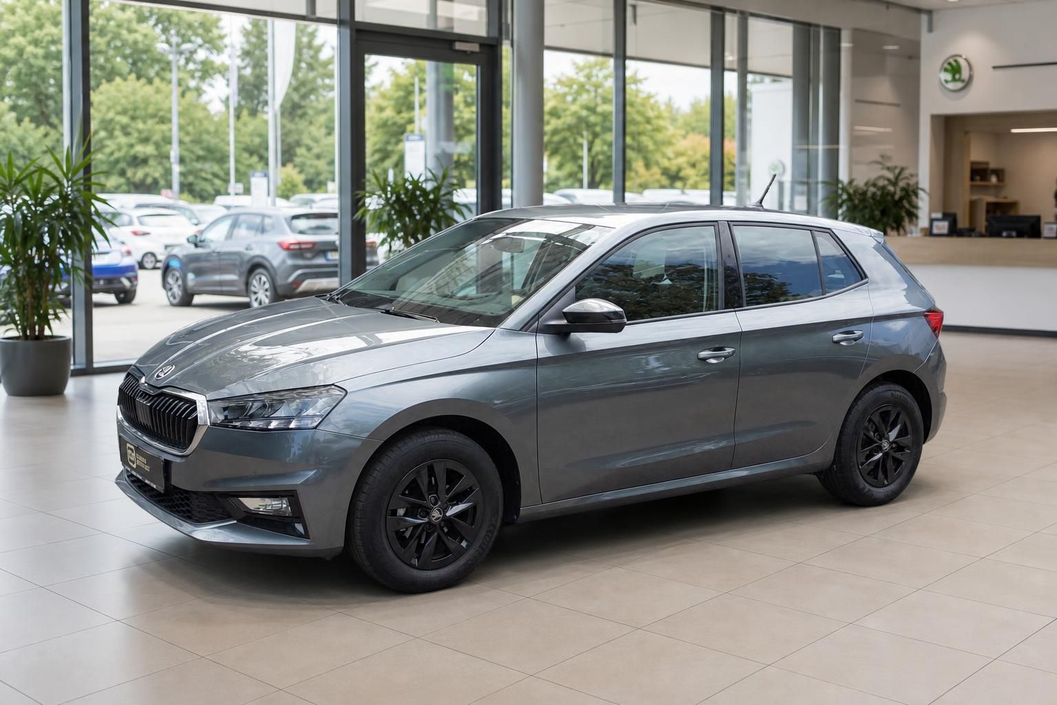 Skoda Fabia grau metallic Frontansicht schräg im Skoda Autohaus Showroom