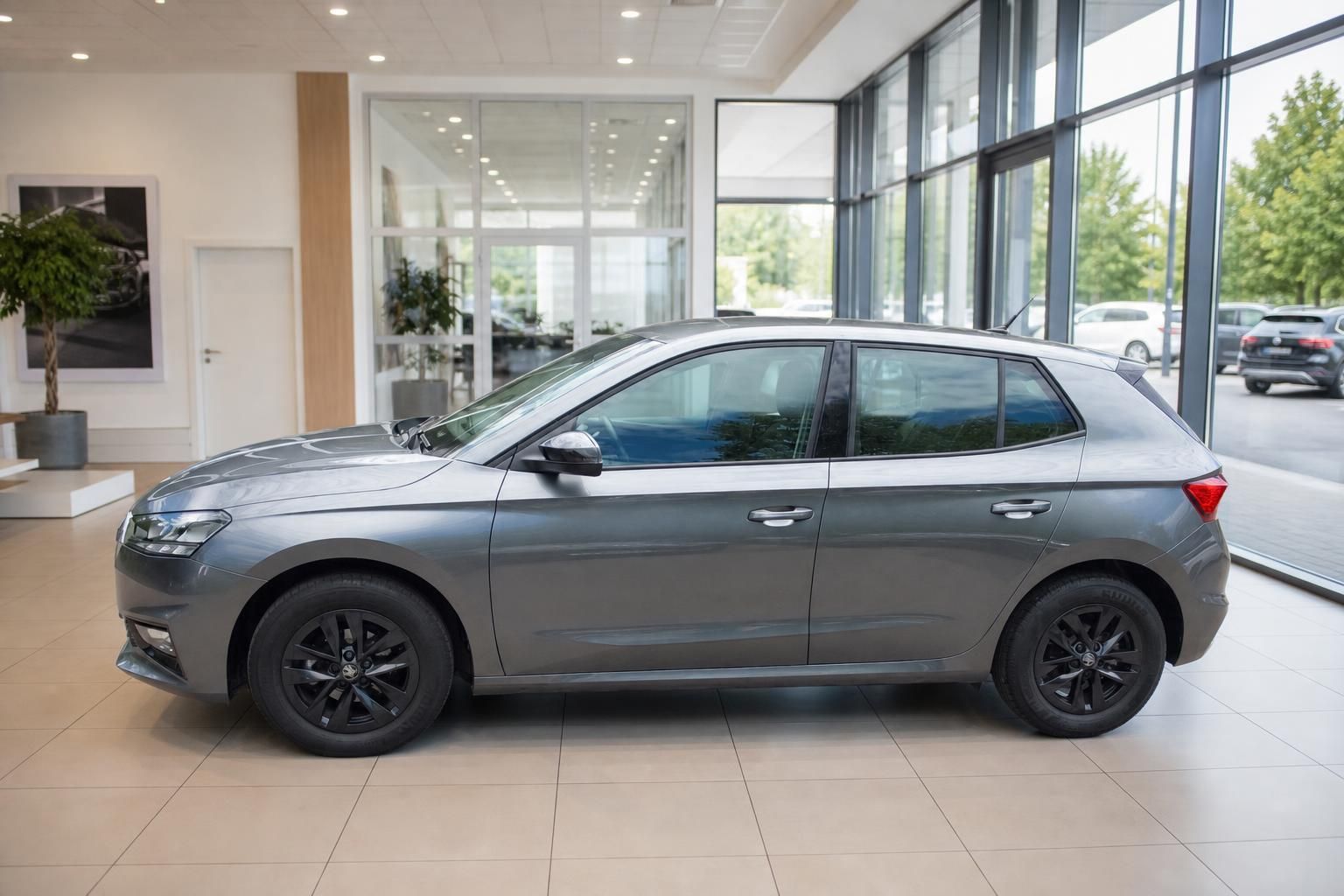 Skoda Fabia grau metallic Seitenansicht im Autohaus Showroom