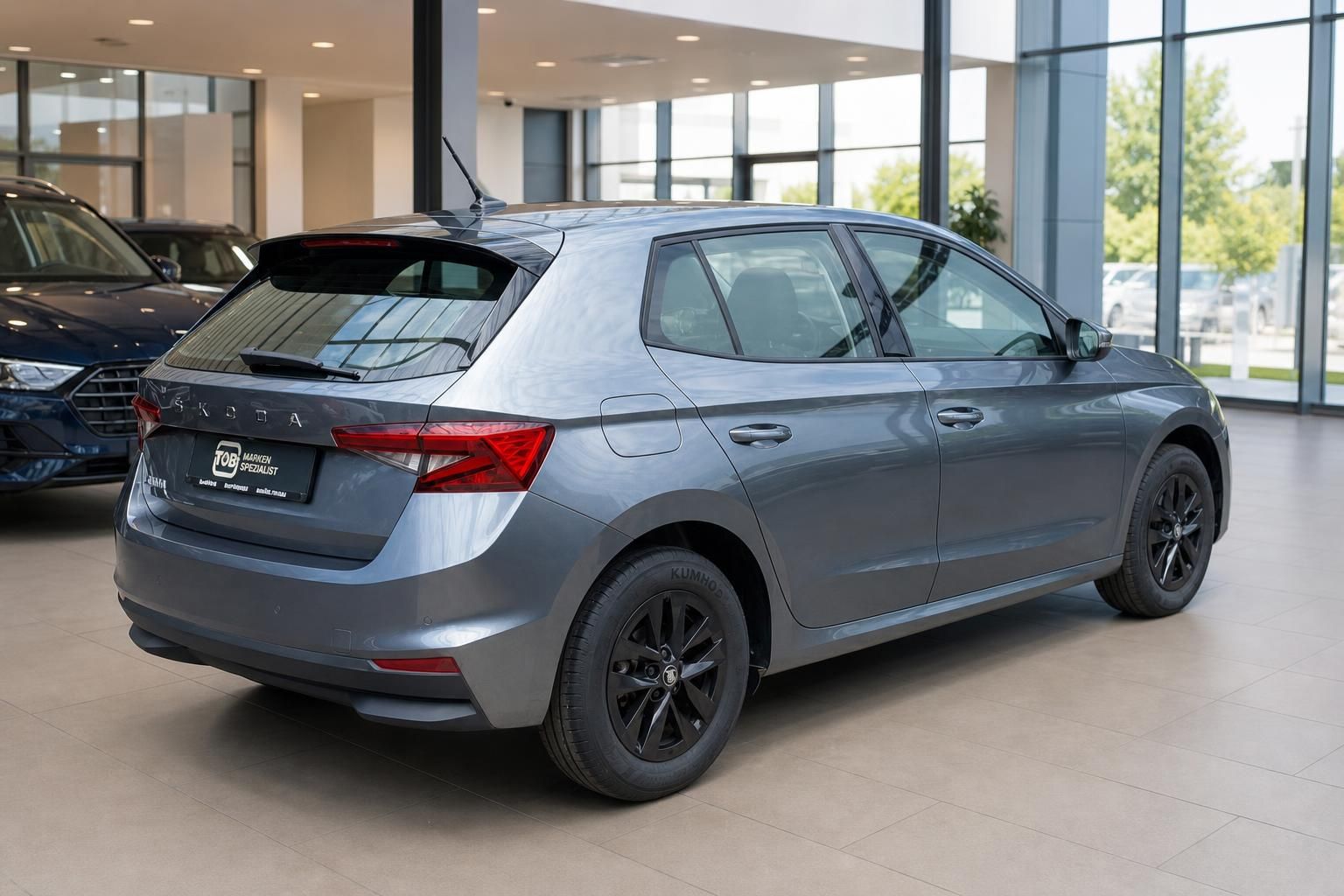 Skoda Fabia grau Heckansicht im Autohaus – Kleinwagen mit schwarzen Leichtmetallfelgen