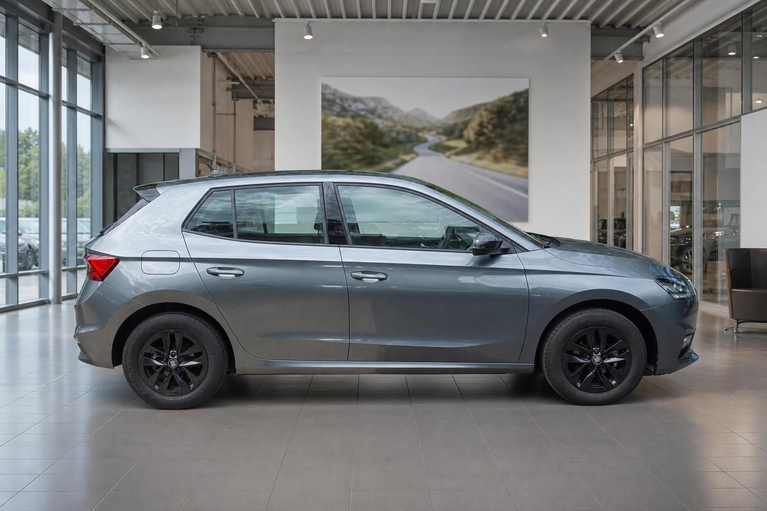 Skoda Fabia grau Seitenansicht im Autohaus – kompakter Kleinwagen mit schwarzen Felgen