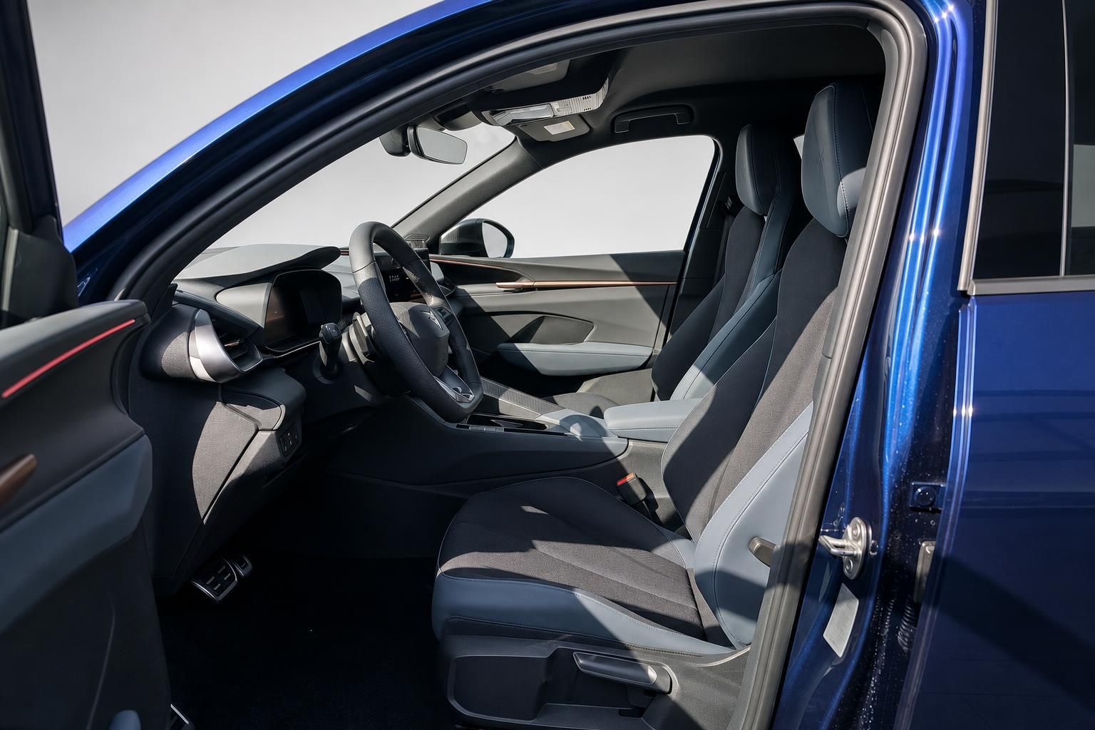 Cupra Innenraumansicht mit Vordersitzen und Armaturenbrett im Detail