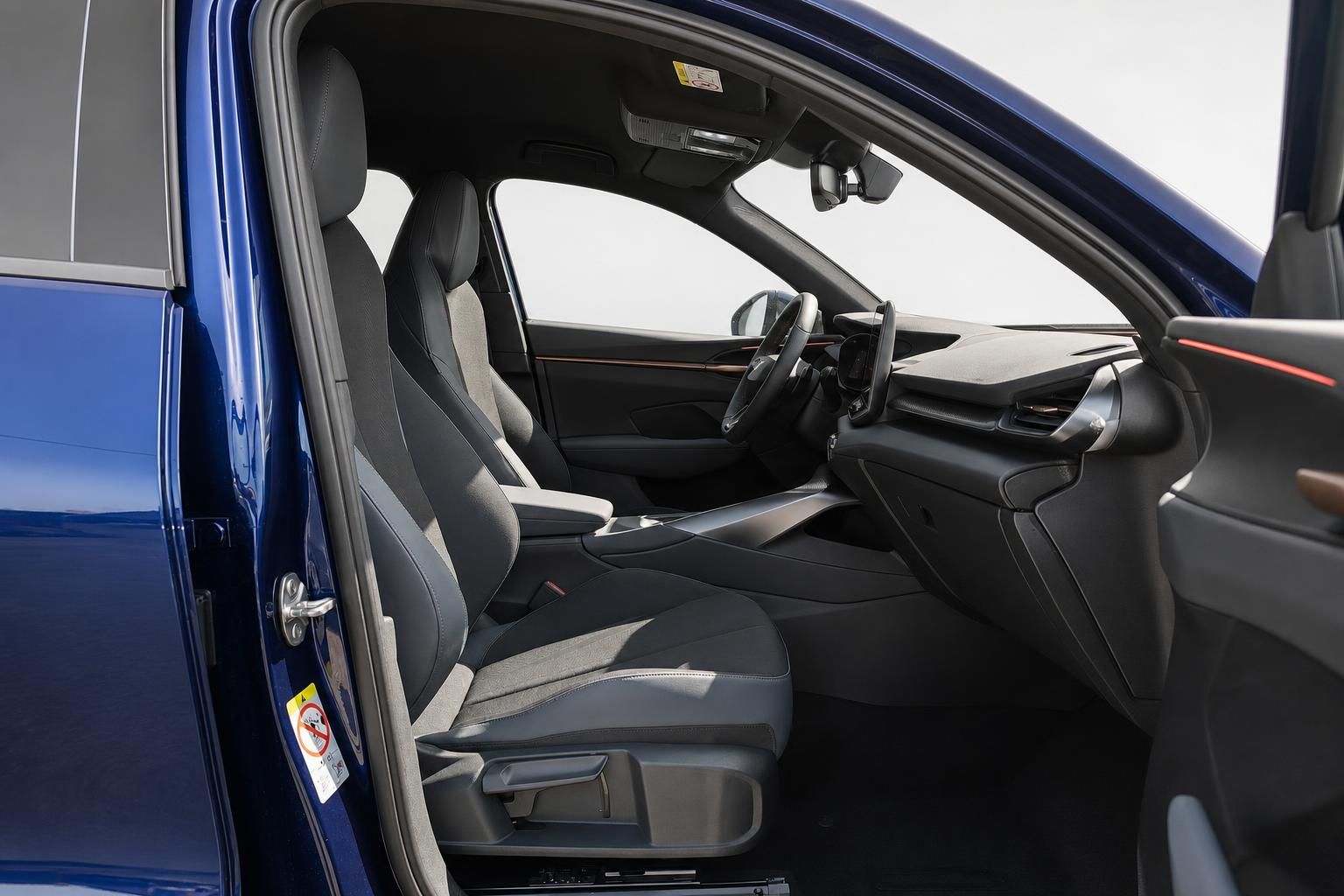 Cupra Innenraum, Blick auf Fahrersitz und Cockpit durch offene Tuer