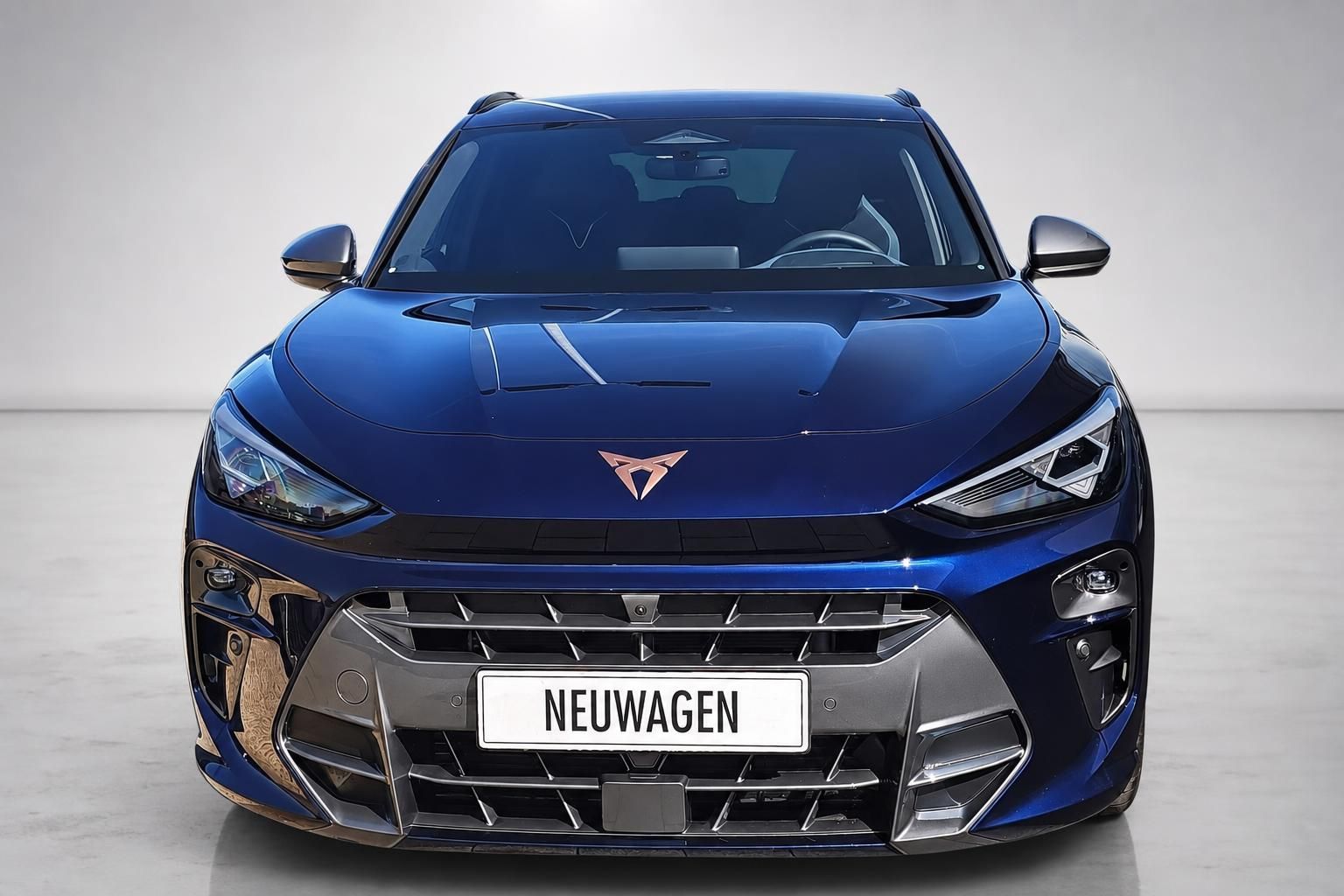 Cupra SUV blau metallic Frontansicht Studioaufnahme