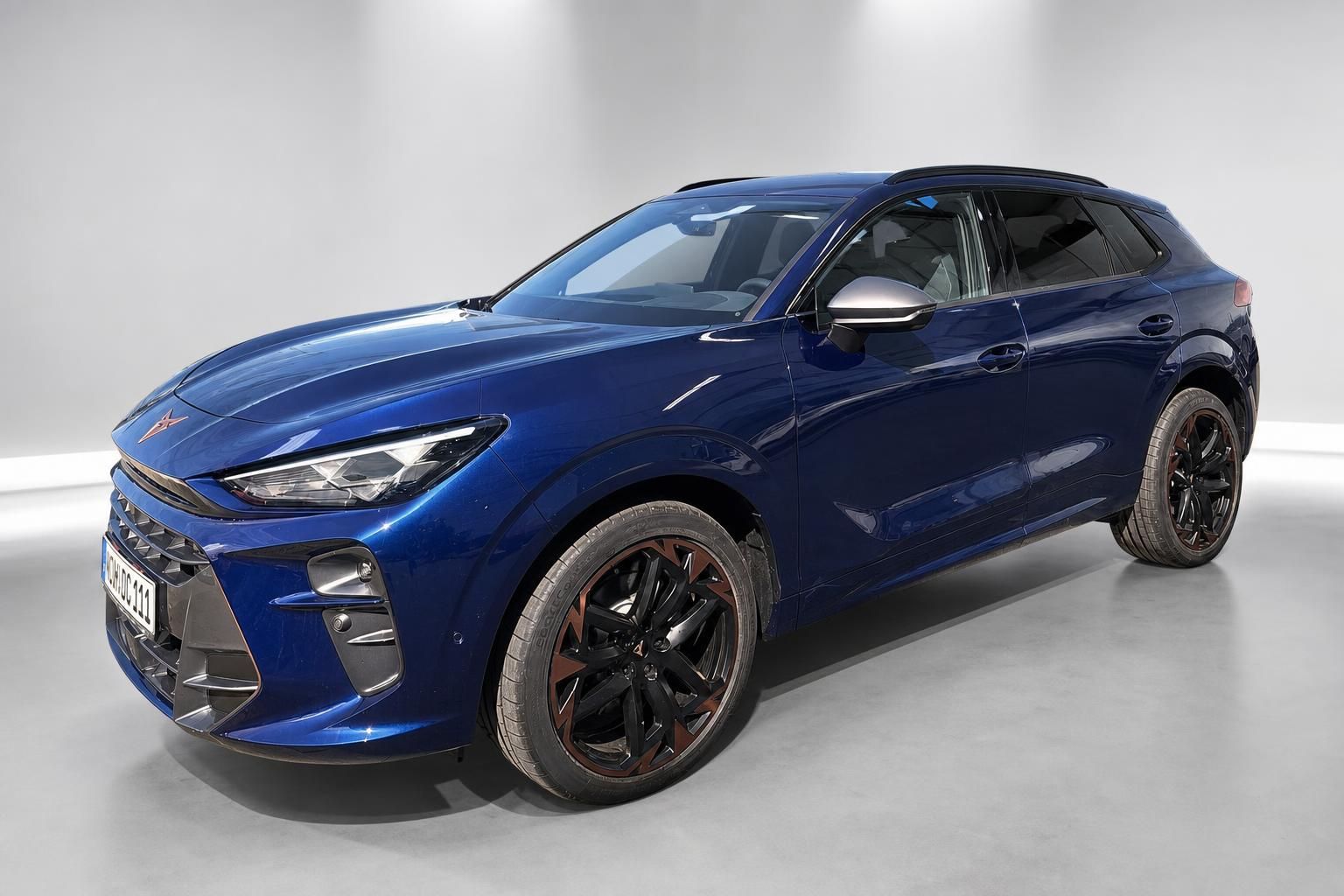Cupra SUV blau metallic Frontseitenansicht im Studio