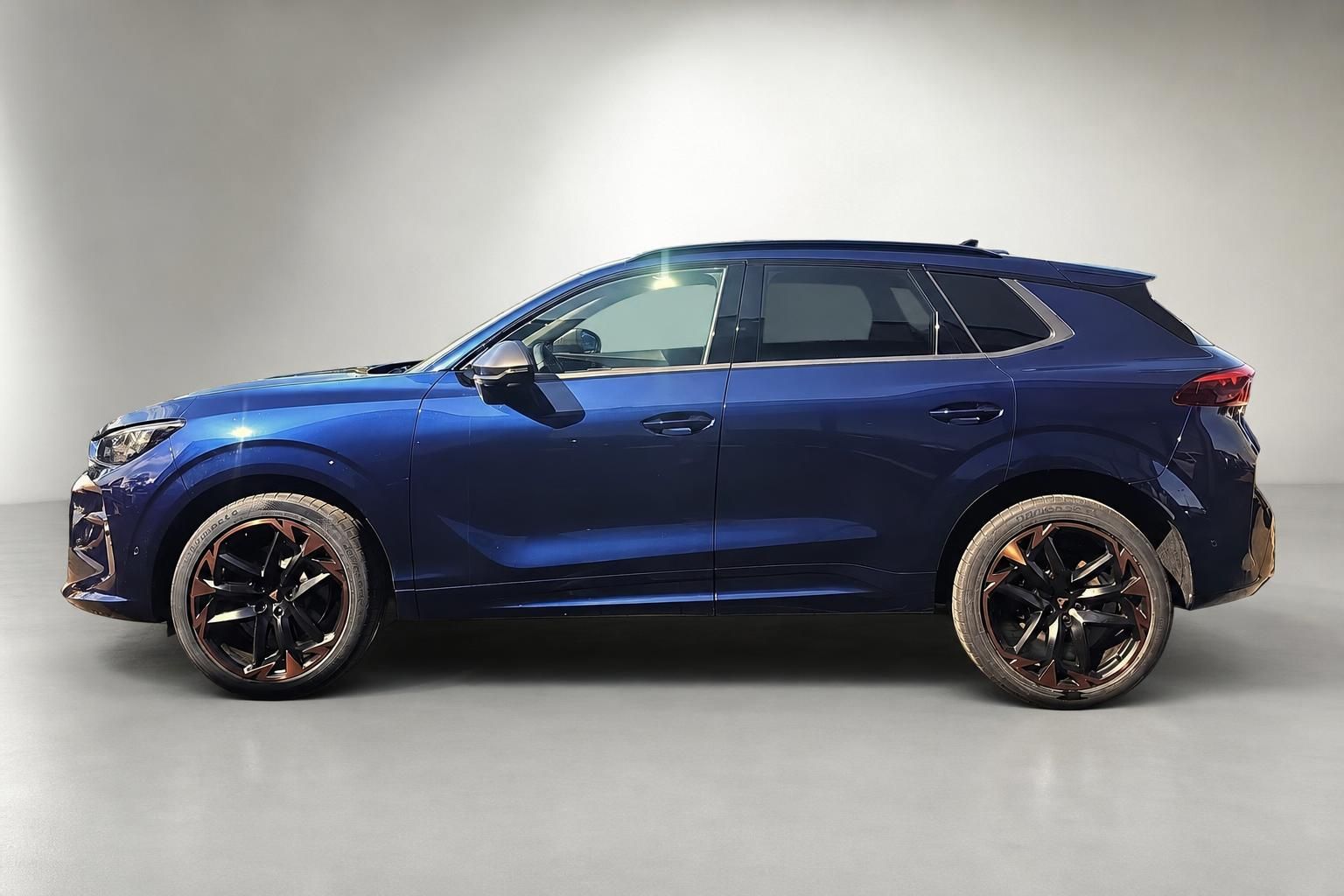 Cupra SUV blau metallic Profilansicht Studiofoto
