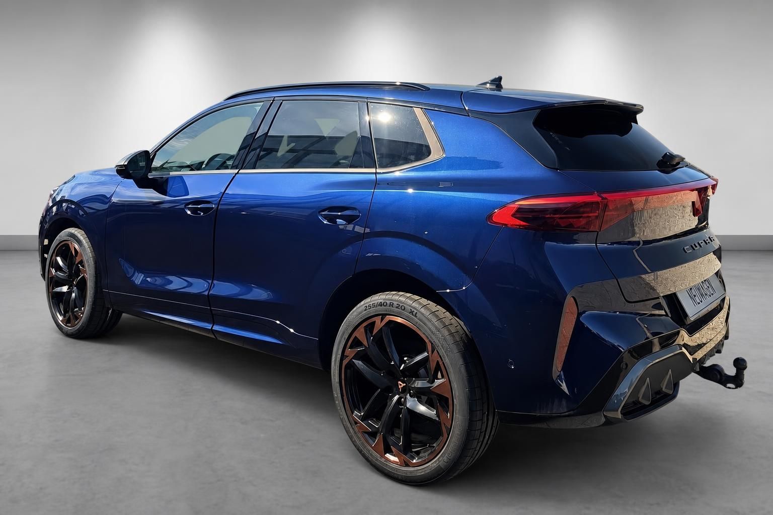 Cupra SUV in Blau, Heckansicht schraeg mit Anhaengerkupplung im Studio