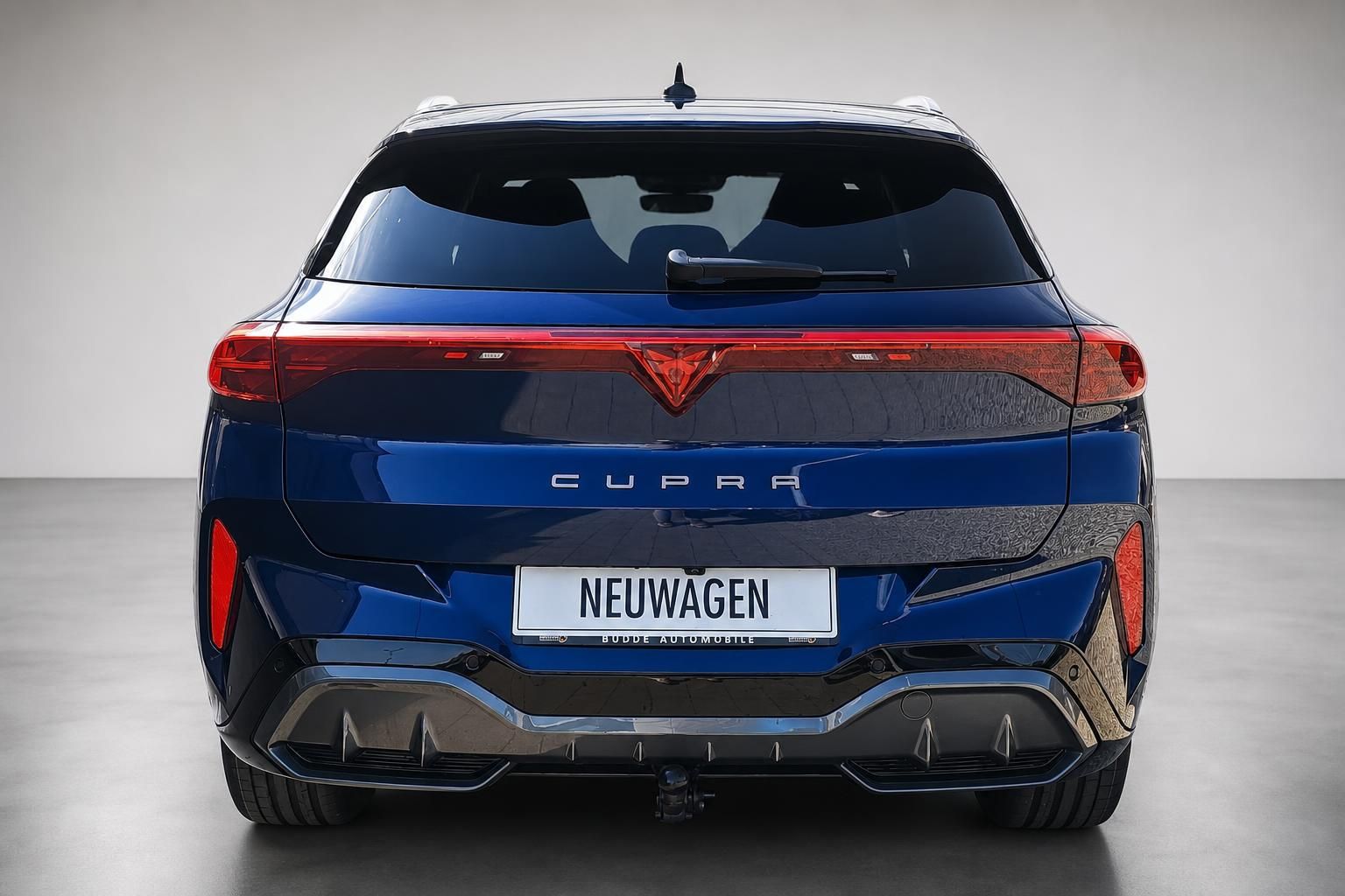 Cupra SUV blau, direkte Heckansicht mit Kennzeichen Neuwagen im Studio