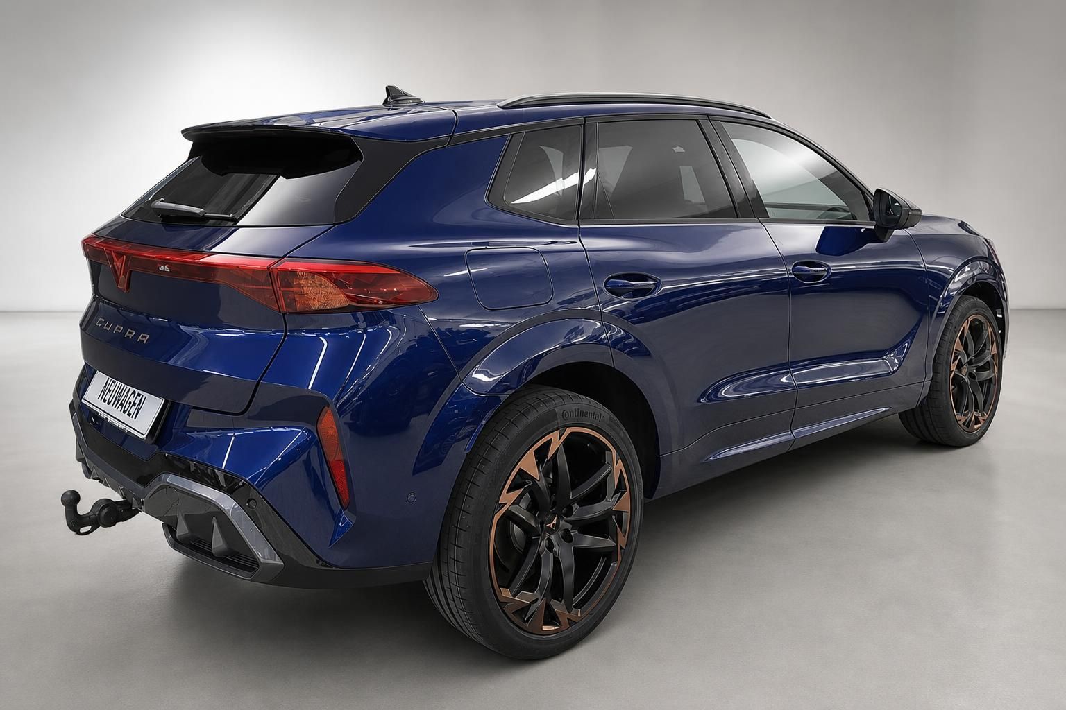 Cupra SUV in Blau, Heck-Seitenansicht mit Leichtmetallfelgen im Studio