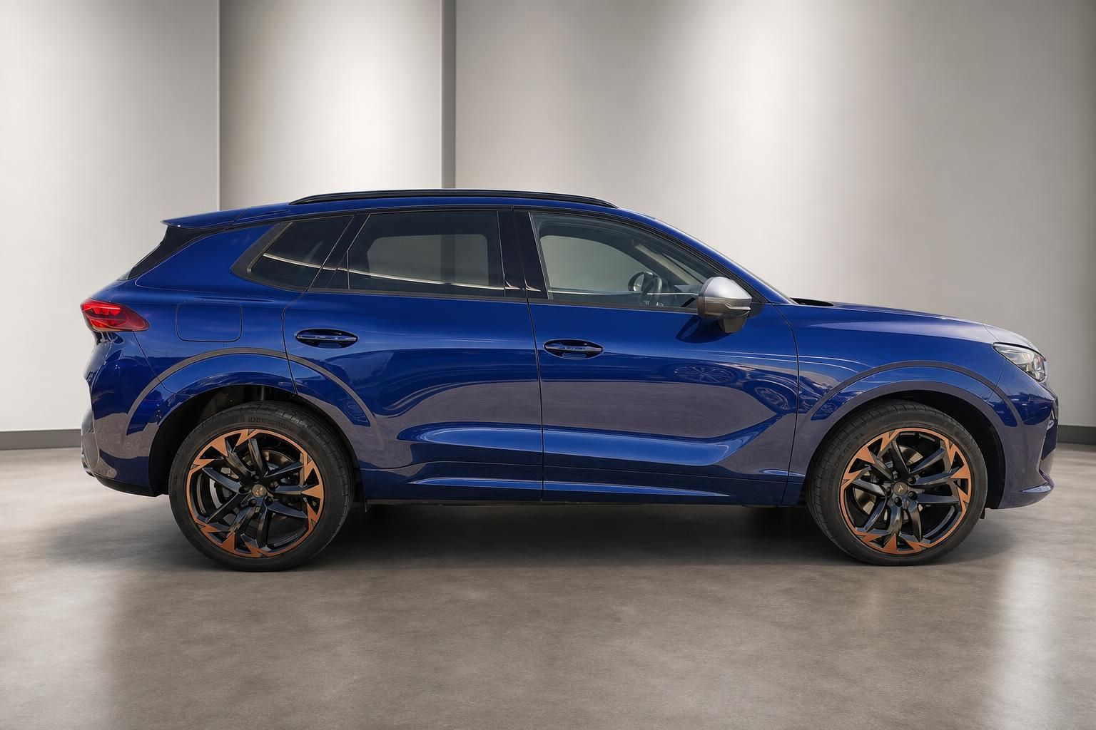 Cupra SUV in Blau, seitliche Profilansicht im Fotostudio