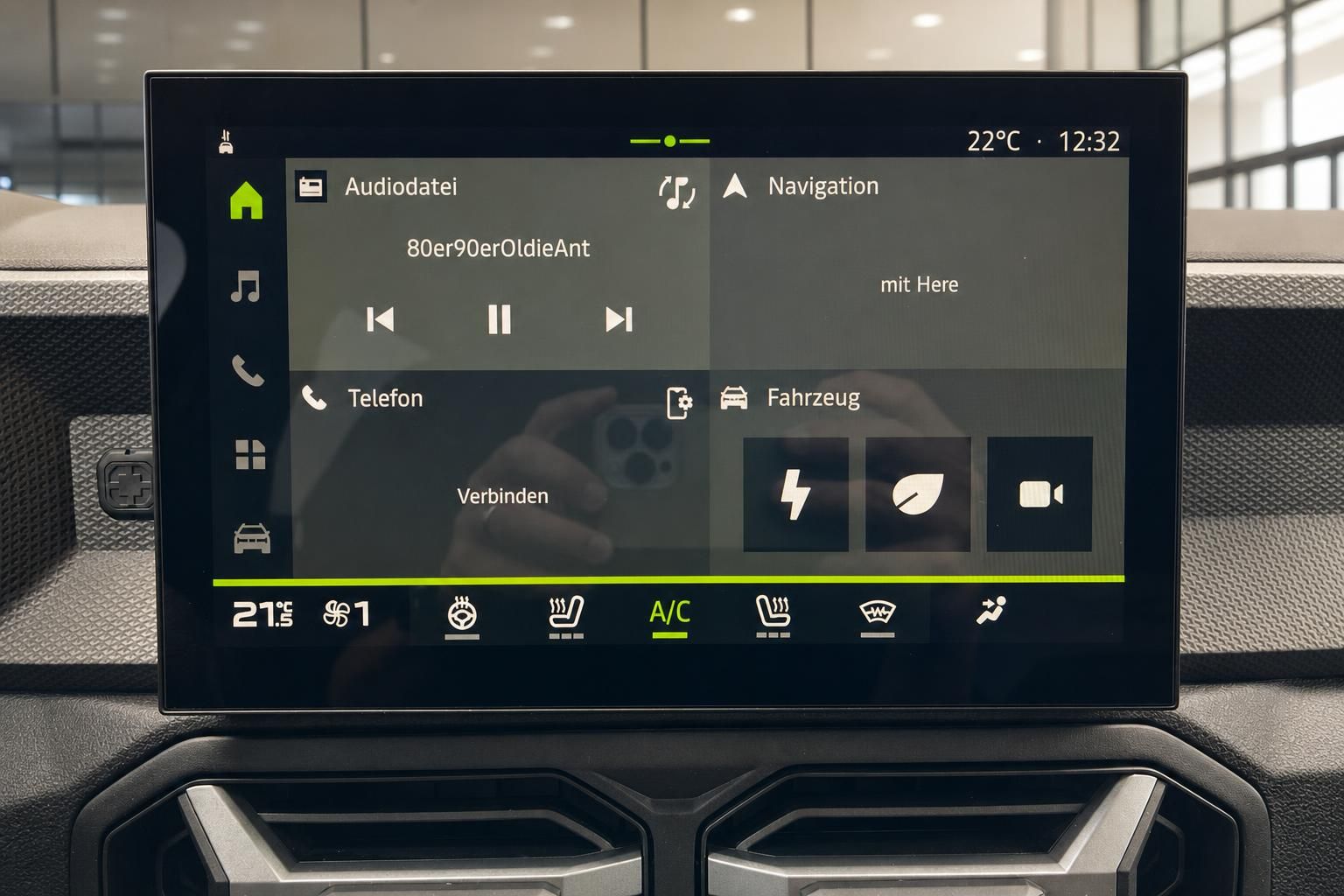 Infotainment-Touchscreen mit Navigation und Klimabedienung im Fahrzeug