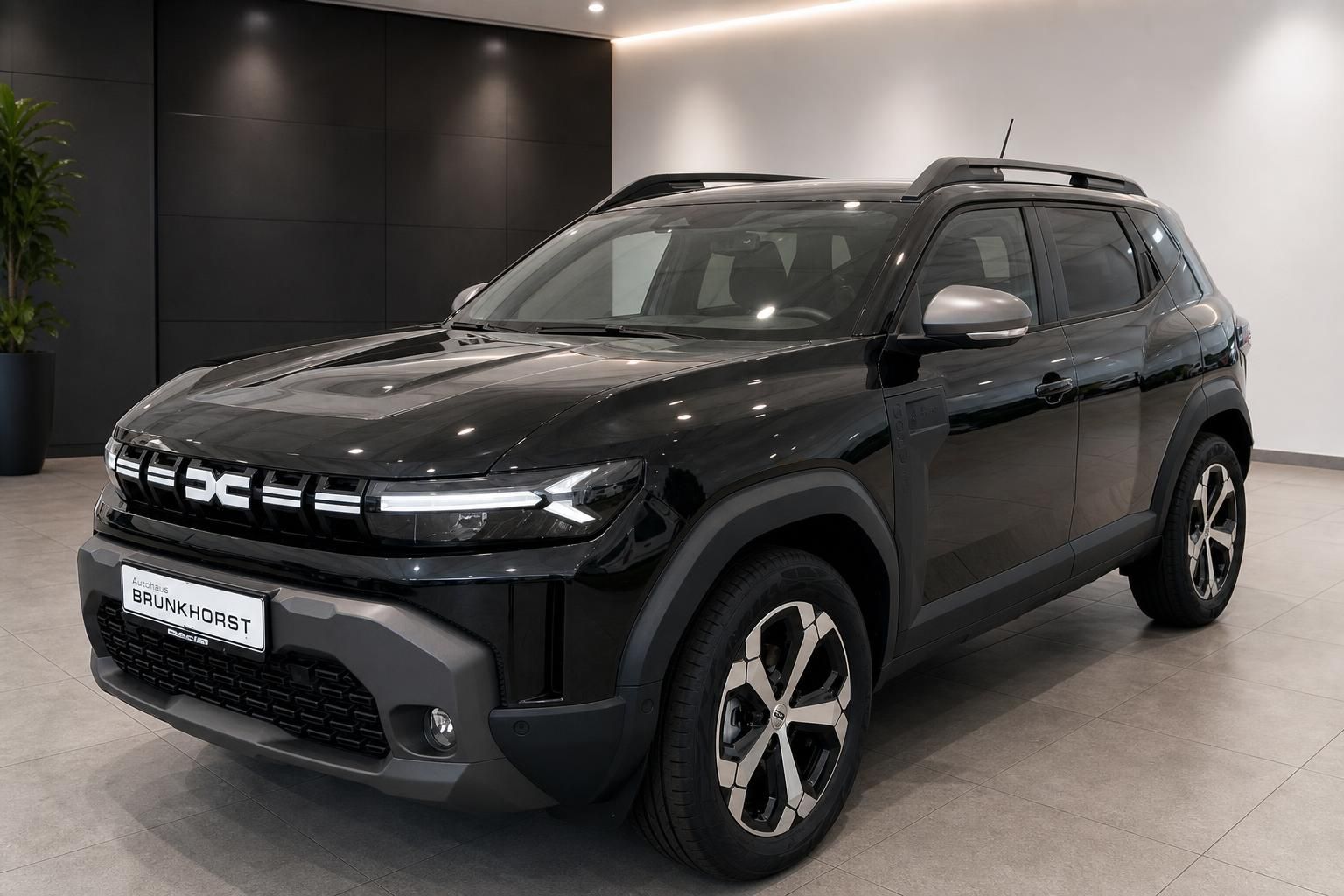Dacia Duster schwarz Frontansicht seitlich im Autohaus Brunkhorst