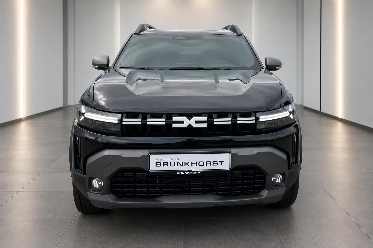 Dacia Duster schwarz Frontansicht mit Kühlergrill und Scheinwerfern