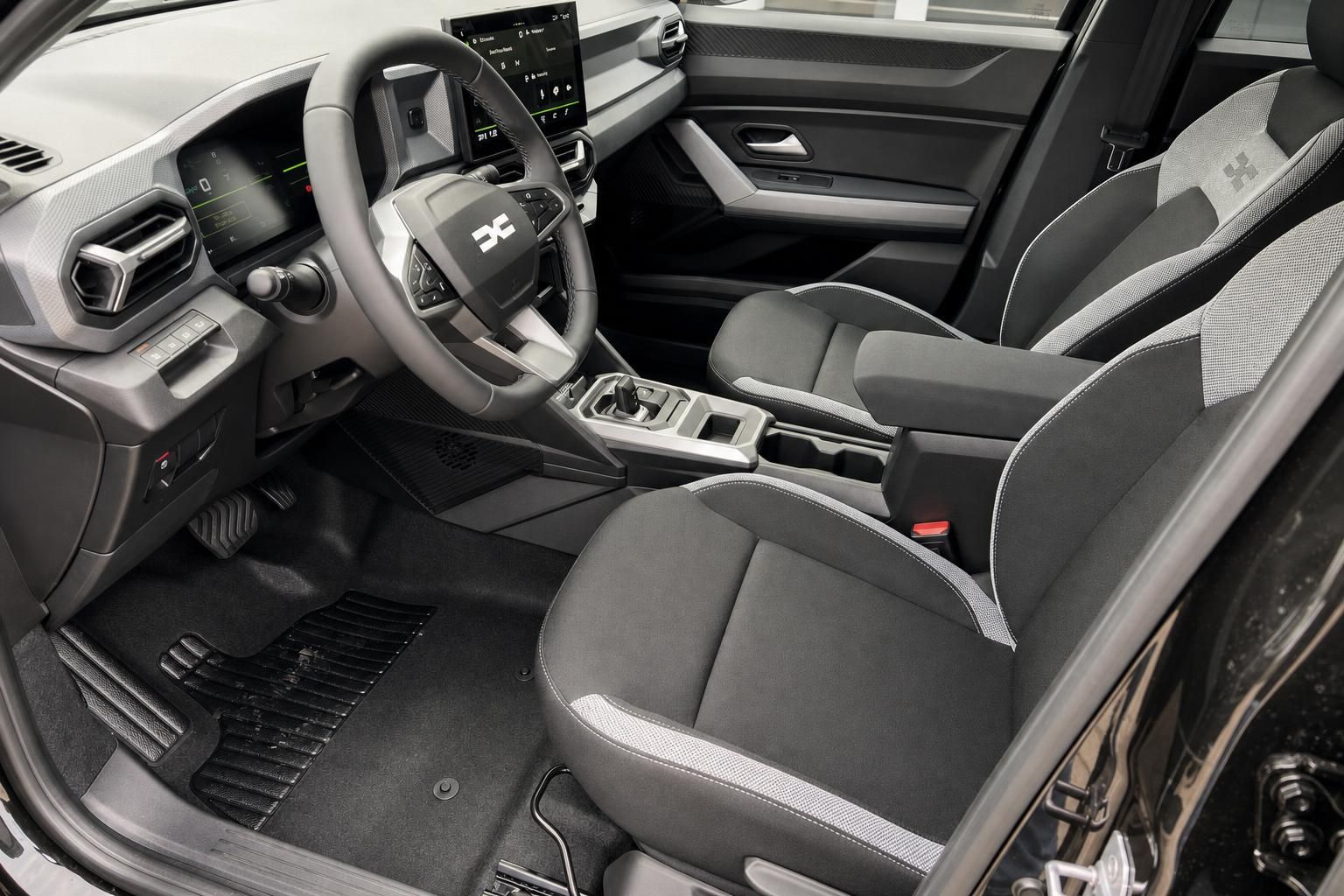 Dacia Duster Innenraum mit Sitzen und Cockpit Detailansicht
