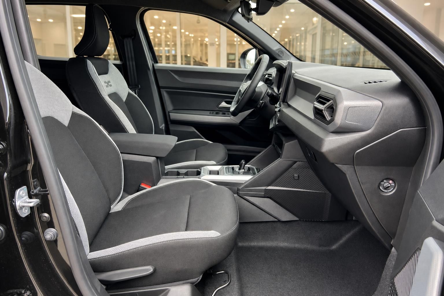 Fahrzeuginnenraum mit Vordersitzen, Cockpit und Mittelkonsole