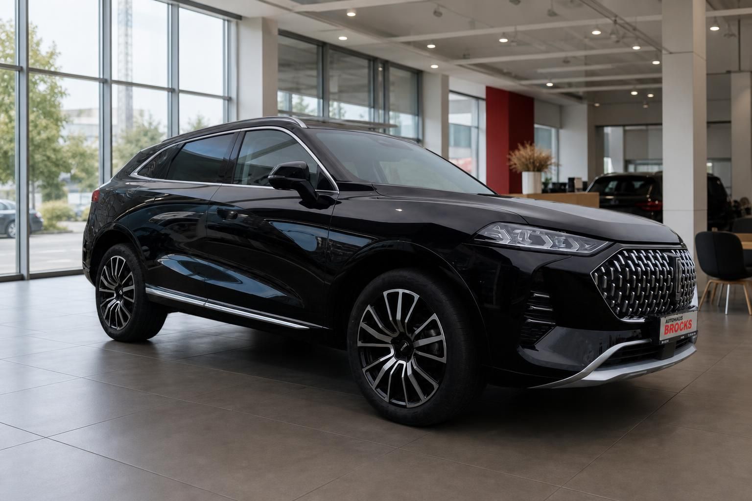WEY SUV schwarz Halbseitenansicht links im Autohaus Brocks – Leichtmetallfelgen und Dachreling