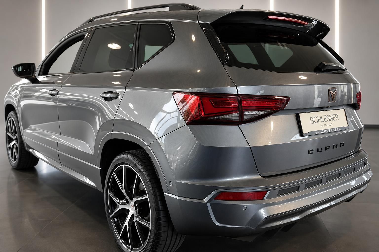 Cupra Ateca SUV in Grau, Heck schraeg von hinten links fotografiert