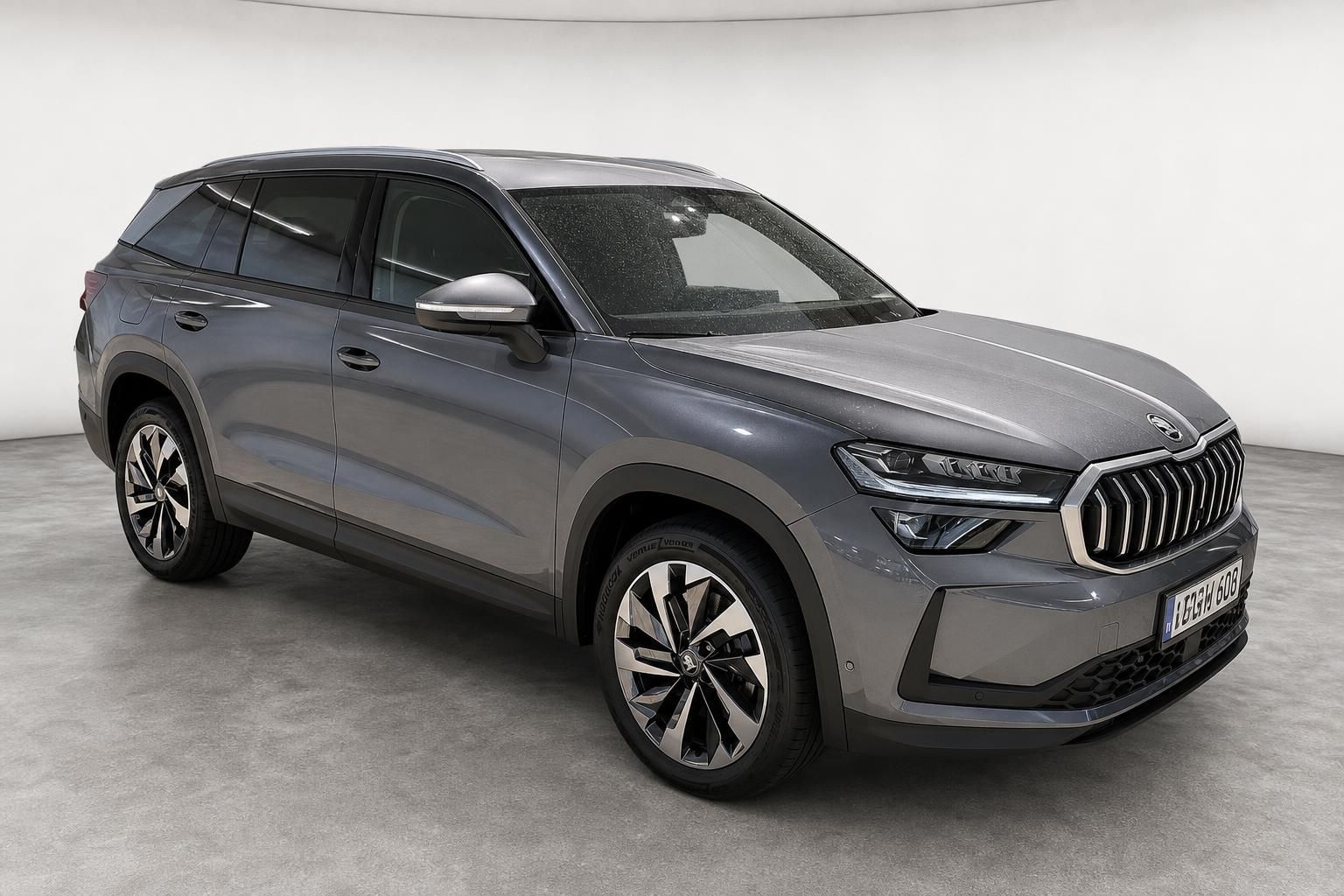 Skoda SUV grau metallic Frontansicht seitlich im Studio