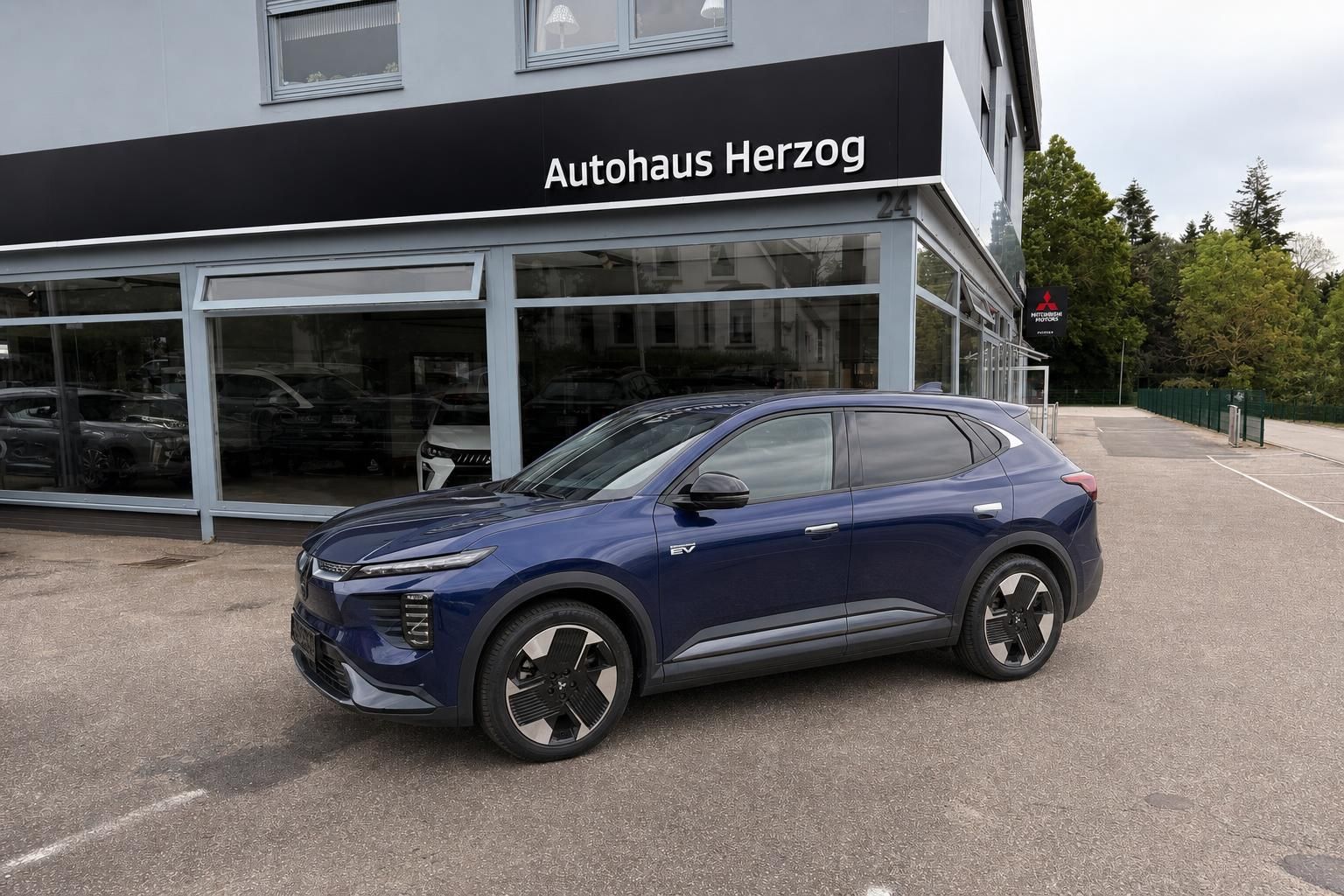 Mitsubishi Eclipse Cross SUV blau - dynamische Dreiviertel-Frontansicht vor Autohaus