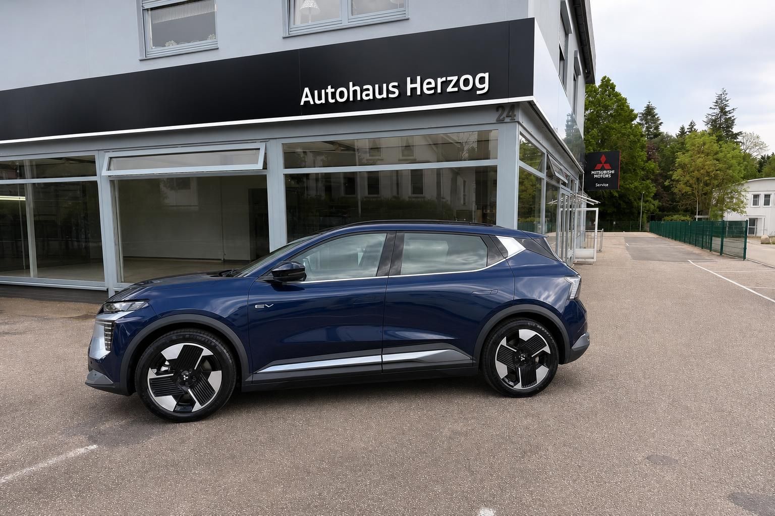 Mitsubishi Eclipse Cross EV blau Seitenansicht links - Elektro-SUV mit modernem Design