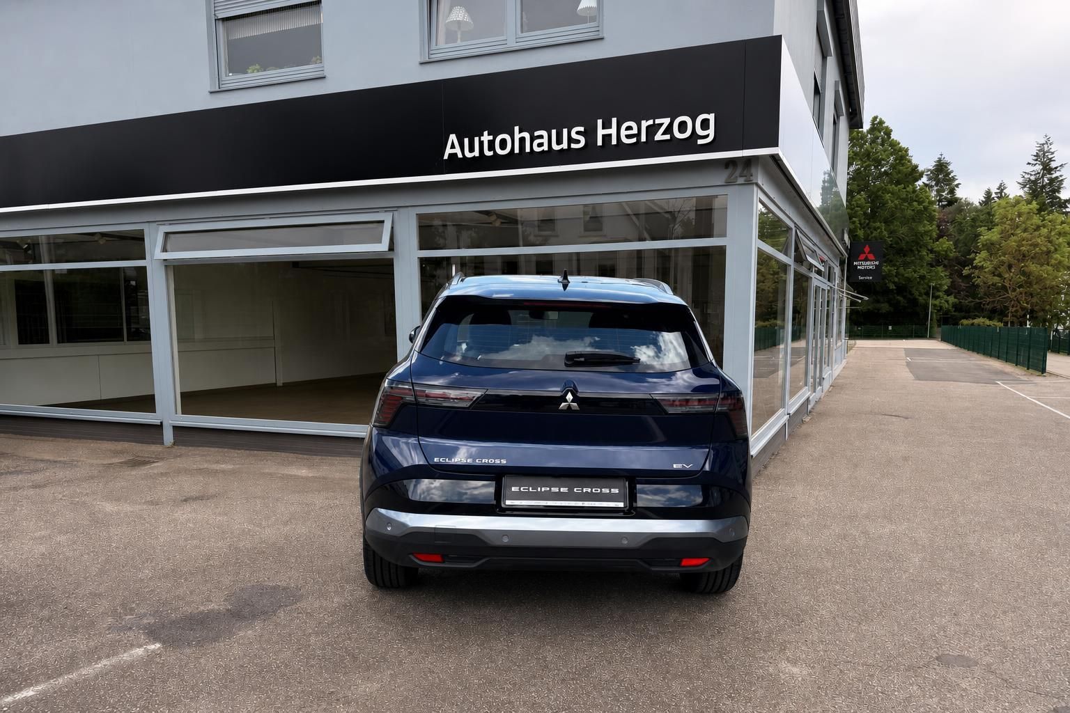 Mitsubishi Eclipse Cross EV blau Heckansicht vor Autohaus Herzog - Elektro-SUV gebraucht kaufen