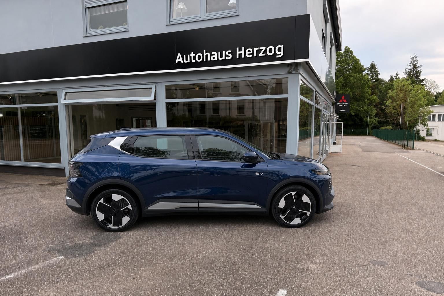 Mitsubishi Eclipse Cross in Blau - Seitenansicht zeigt elegante SUV-Silhouette und Sportfelgen